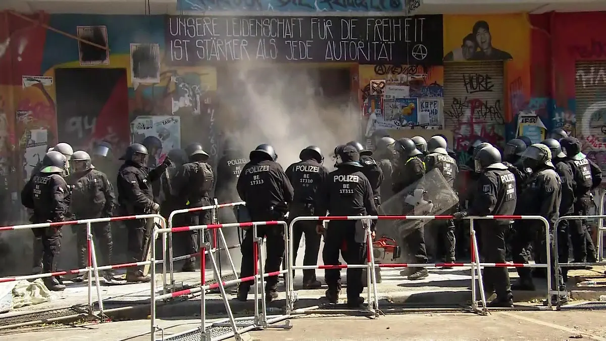 350 Polizisten sichern Gegend um das besetzte Haus an der Rigaer Straße 94