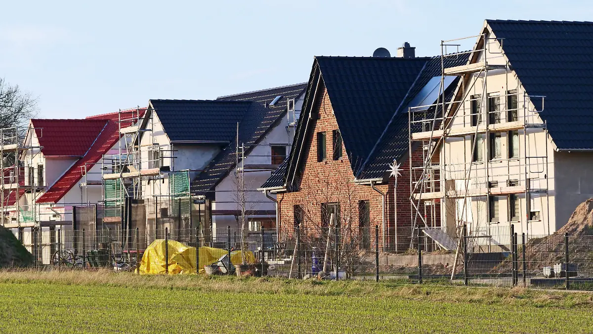 Einfamilienhaeuser sind im Bau an einem Feldrand von Grossbeeren in Brandenburg. Die Gegend gehoert noch zum Berliner Speckguertel. Dadurch sind in letzter Zeit die Preise fuer Haeuser und Wohnungen hier deutlich gestiegen