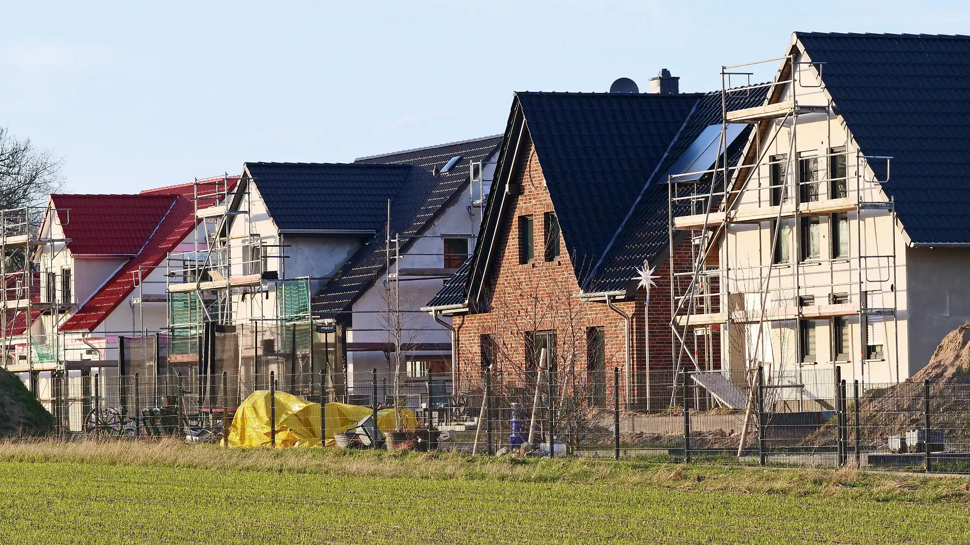 Einfamilienhaeuser sind im Bau an einem Feldrand von Grossbeeren in Brandenburg. Die Gegend gehoert noch zum Berliner Speckguertel. Dadurch sind in letzter Zeit die Preise fuer Haeuser und Wohnungen hier deutlich gestiegen