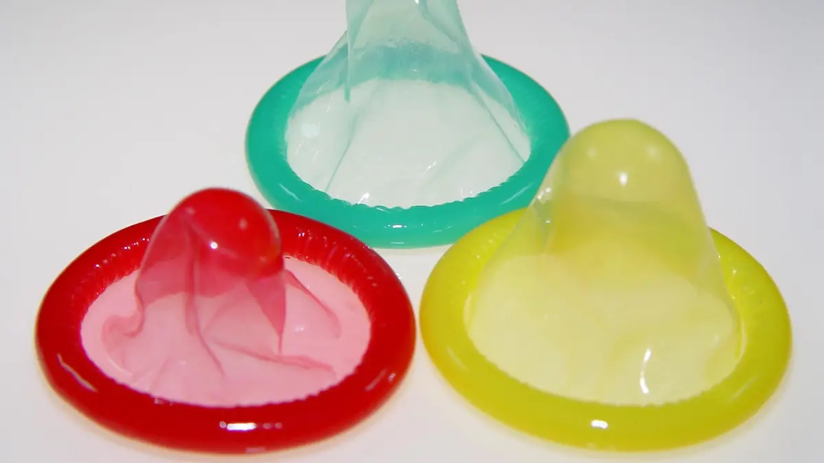 Praeservative, Pearl-Index um 3, mechanisches Mittel zur Kontrazeption aus duennem Latex (Kautschuk), Kontrazeptivum. Ein Kondom wird beim Geschlechtsverkehr ueber den errregierten Penis gestreift. Ein Praeservativ bietet einen gewissen Schutz gegen die Uebertragung von Geschlechtskrankheiten / Pearl index around 3, mechanical means to the contraception from thin Latex (india rubber), contraception . A condom is touched with the sexual intercourse over the errregierten Penis. A condom offers a certain pro | Verwendung weltweit, Keine Weitergabe an Wiederverkäufer.