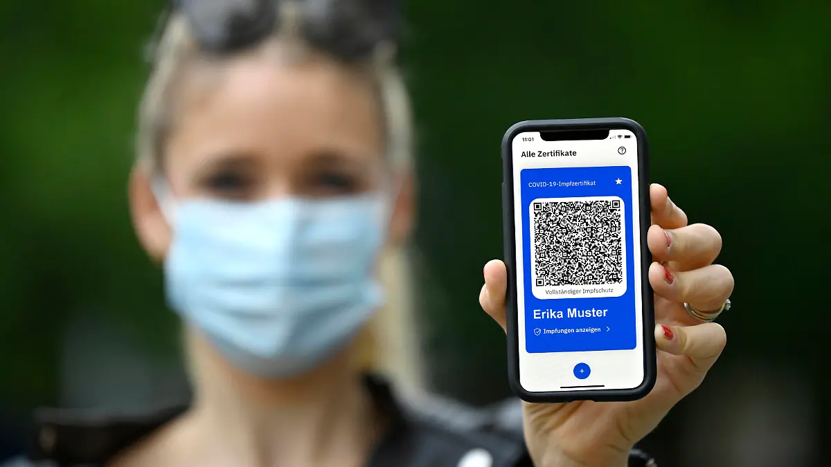  Symbolfoto Impfprivilegien, Frau zeigt App CovPass auf Smartphone mit digitalem europäischen Impfzertifikat inklusive QR-Code, Corona-Krise, Stuttgart, Baden-Württemberg, Deutschland Coronavirus *** Symbol photo vaccination privileges, woman shows app CovPass on smartphone with digital European vaccination certificate including QR code, Corona crisis, Stuttgart, Baden Württemberg, Germany Coronavirus