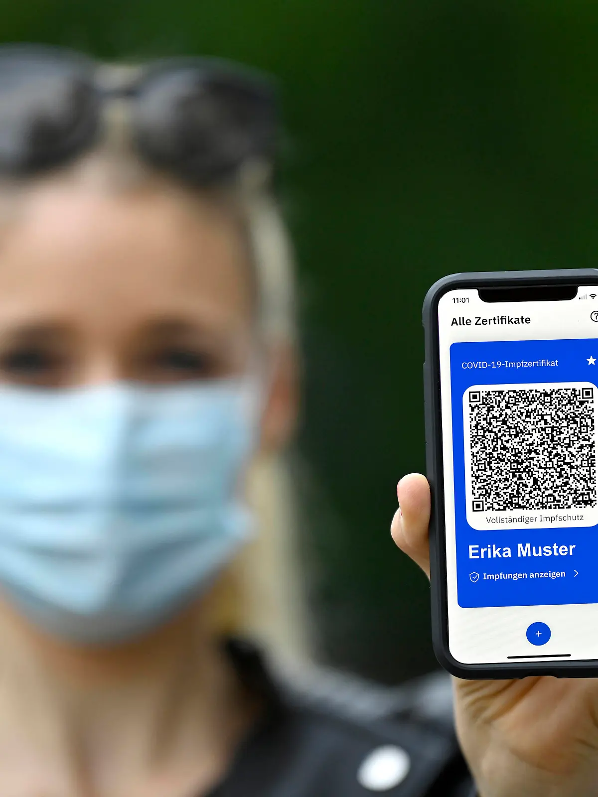  Symbolfoto Impfprivilegien, Frau zeigt App CovPass auf Smartphone mit digitalem europäischen Impfzertifikat inklusive QR-Code, Corona-Krise, Stuttgart, Baden-Württemberg, Deutschland Coronavirus *** Symbol photo vaccination privileges, woman shows app CovPass on smartphone with digital European vaccination certificate including QR code, Corona crisis, Stuttgart, Baden Württemberg, Germany Coronavirus