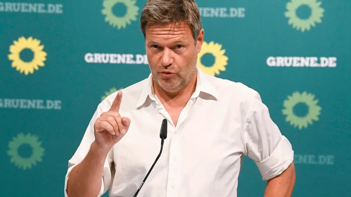 Robert Habeck bei einer Pressekonferenz nach Beratungen des Parteirats Bündnis 90/Die Grünen zum Umgang mit dem Parteimitglied Boris Palmer Oberbürgermeister Tübingen in der Heinrich-Böll-Stiftung. Berlin, 14.06.2021 *** Robert Habeck at a press conference after consultations of the party council Bündnis 90 Die Grünen on the handling of the party member Boris Palmer Lord Mayor of Tübingen at the Heinrich Böll Foundation Berlin, 14 06 2021 Foto:xF.xKernx/xFuturexImage