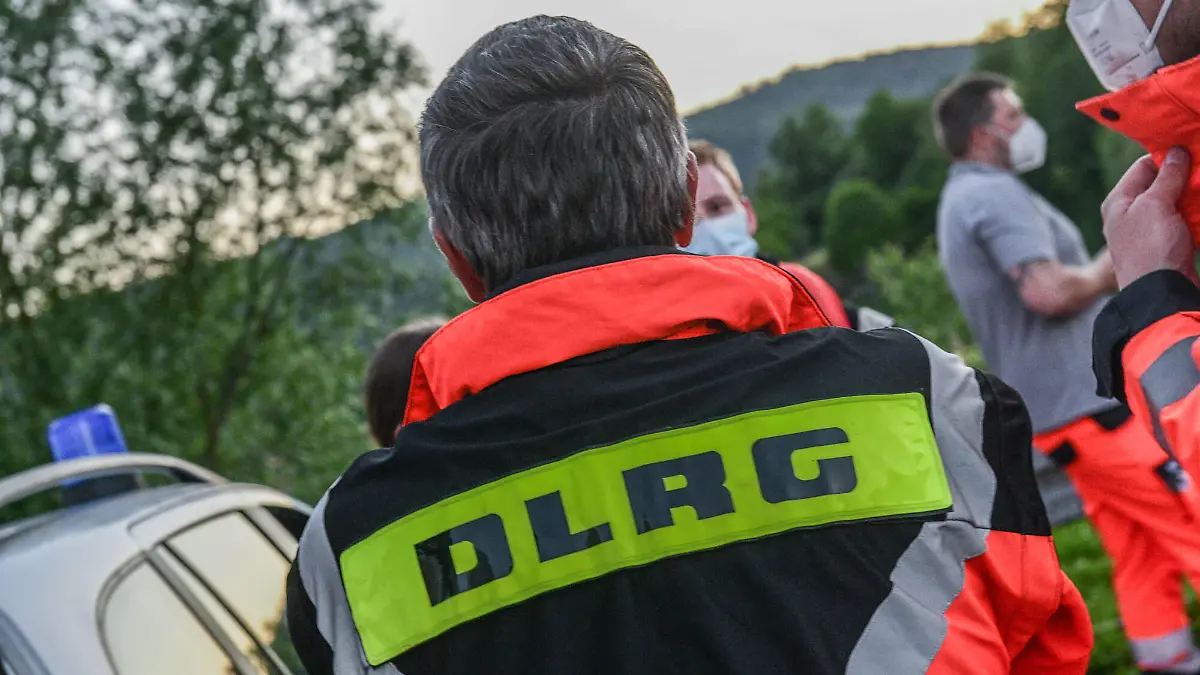  Große Suchaktion an Badesee, 13.06.2021, Baden-Württemberg, Lorch: Einsatzkräfte der Feuerwehr, der Polizei, des Rettungsdienstes und der Deutsche Lebens-Rettungs-Gesellschaft DLRG suchen an einem See bei Waldhausen nach einer vermeintlich vermissten Person. Eine Zeugin hatte der Polizei gemeldet, dass sie im Wasser eine schwimmende Person gesehen habe, die plötzlich untergegangen und nicht wieder aufgetaucht sei. Lorch Baden-Württemberg Deutschland Waldhausen *** Large search operation at bathing lake, 13 06 2021, Baden Württemberg, Lorch Task forces of the fire brigade, the police, the rescue service and the German Life Saving Association DLRG search at a lake near Waldhausen for a supposedly missing person A witness had reported t Copyright: x xonw-imagesx/xMariusxBullingx