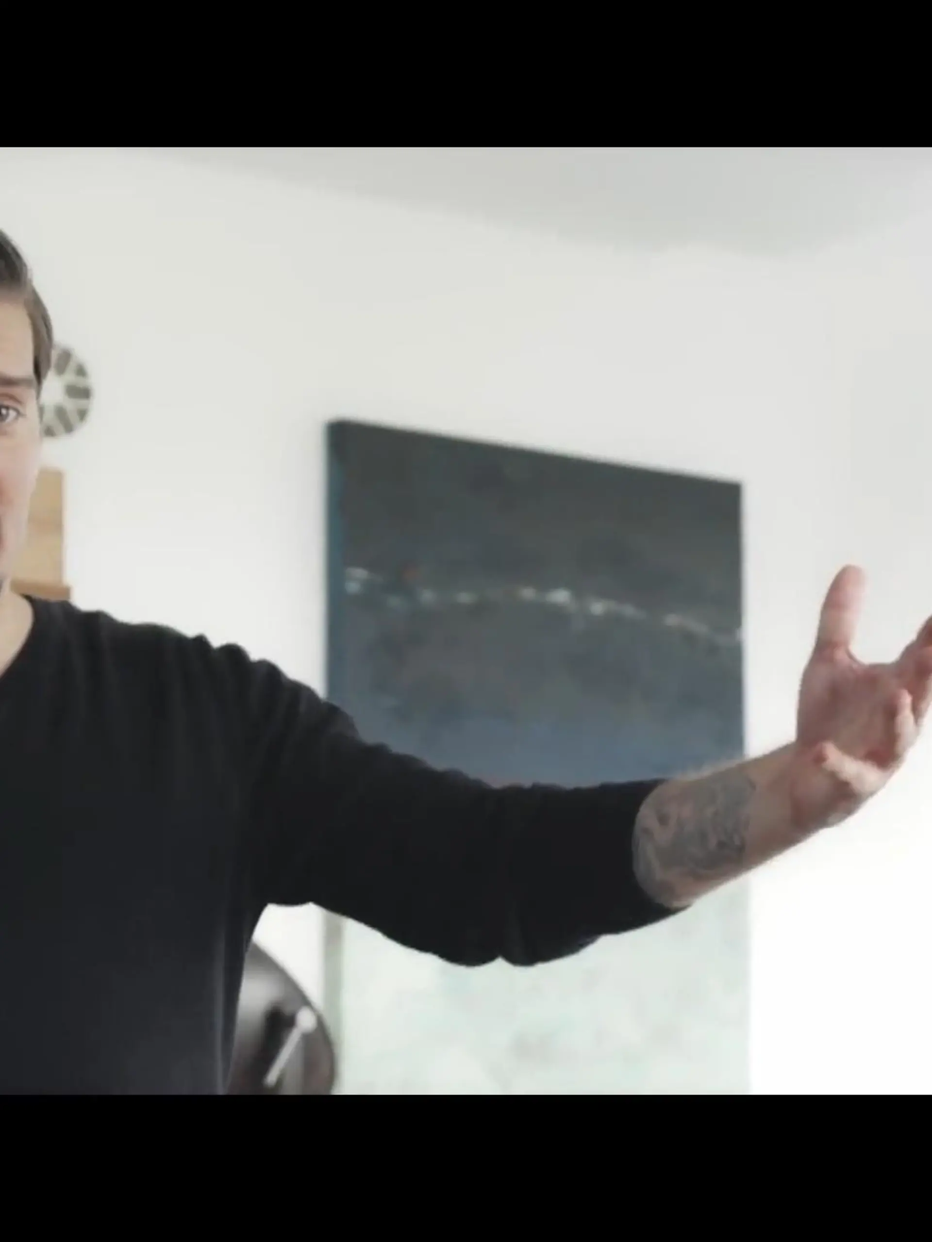 Jonathan Zelter ist für Deutschpop mit Tiefgang bekannt. Sein neues Musikvideo hat er in Rüsselsheim gedreht und er erzählt darin die Geschichte eines Paares, das seine typischen Lockdown-Probleme verarbeitet. Ein positiver aber ernsthafter Song. Mit dabei ist der hessische Schauspieler Patrick Sass, der sonst in großen deutschen Filmen mit Matthias Schweighöfer oder Elyas M'Barek spielt. Der 34-Jährige aus Lich hatte einfach mal Lust auf eine neue Herausforderung.