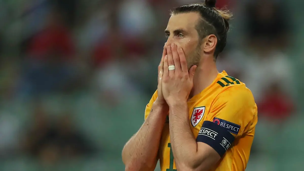 16.06.2021, Aserbaidschan, Baku: Fußball: EM, Türkei - Wales, Vorrunde, Gruppe A, 2. Spieltag im Olympiastadion in Baku. Gareth Bale aus Wales reagiert, nachdem er einen Elfmeter vergeben hat. Foto: Tolga Bozoglu/Pool EPA/AP/dpa +++ dpa-Bildfunk +++