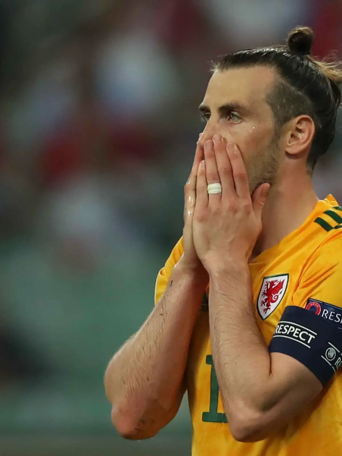 16.06.2021, Aserbaidschan, Baku: Fußball: EM,  Türkei - Wales, Vorrunde, Gruppe A, 2. Spieltag im Olympiastadion in Baku. Gareth Bale aus Wales reagiert, nachdem er einen Elfmeter vergeben hat. Foto: Tolga Bozoglu/Pool EPA/AP/dpa +++ dpa-Bildfunk +++