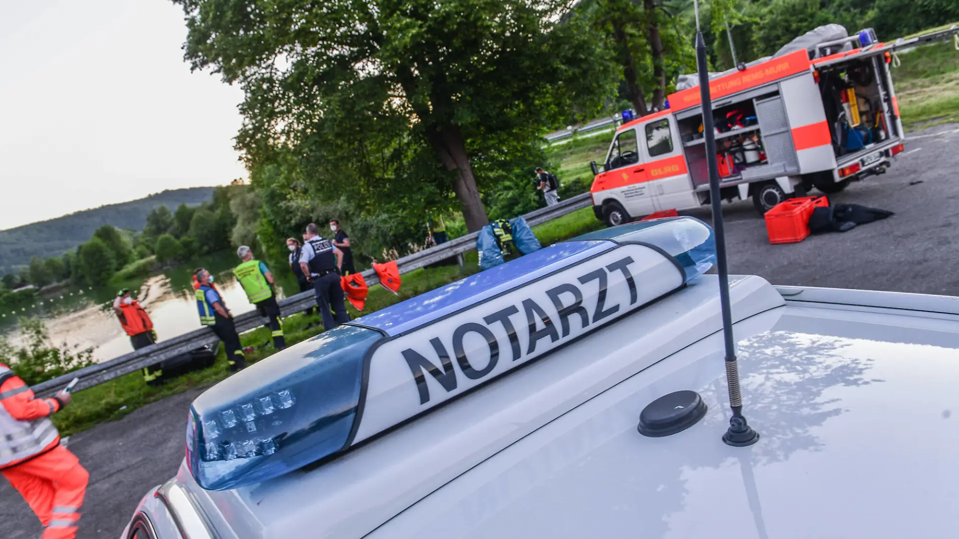 Große Suchaktion an Badesee, 13.06.2021, Baden-Württemberg, Lorch: Einsatzkräfte der Feuerwehr, der Polizei, des Rettungsdienstes und der Deutsche Lebens-Rettungs-Gesellschaft DLRG suchen an einem See bei Waldhausen nach einer vermeintlich vermissten Person. Eine Zeugin hatte der Polizei gemeldet, dass sie im Wasser eine schwimmende Person gesehen habe, die plötzlich untergegangen und nicht wieder aufgetaucht sei. Lorch Baden-Württemberg Deutschland Waldhausen *** Large search operation at bathing lake, 13 06 2021, Baden Württemberg, Lorch Task forces of the fire brigade, the police, the rescue service and the German Life Saving Association DLRG search at a lake near Waldhausen for a supposedly missing person A witness had reported t Copyright: x xonw-imagesx/xMariusxBullingx