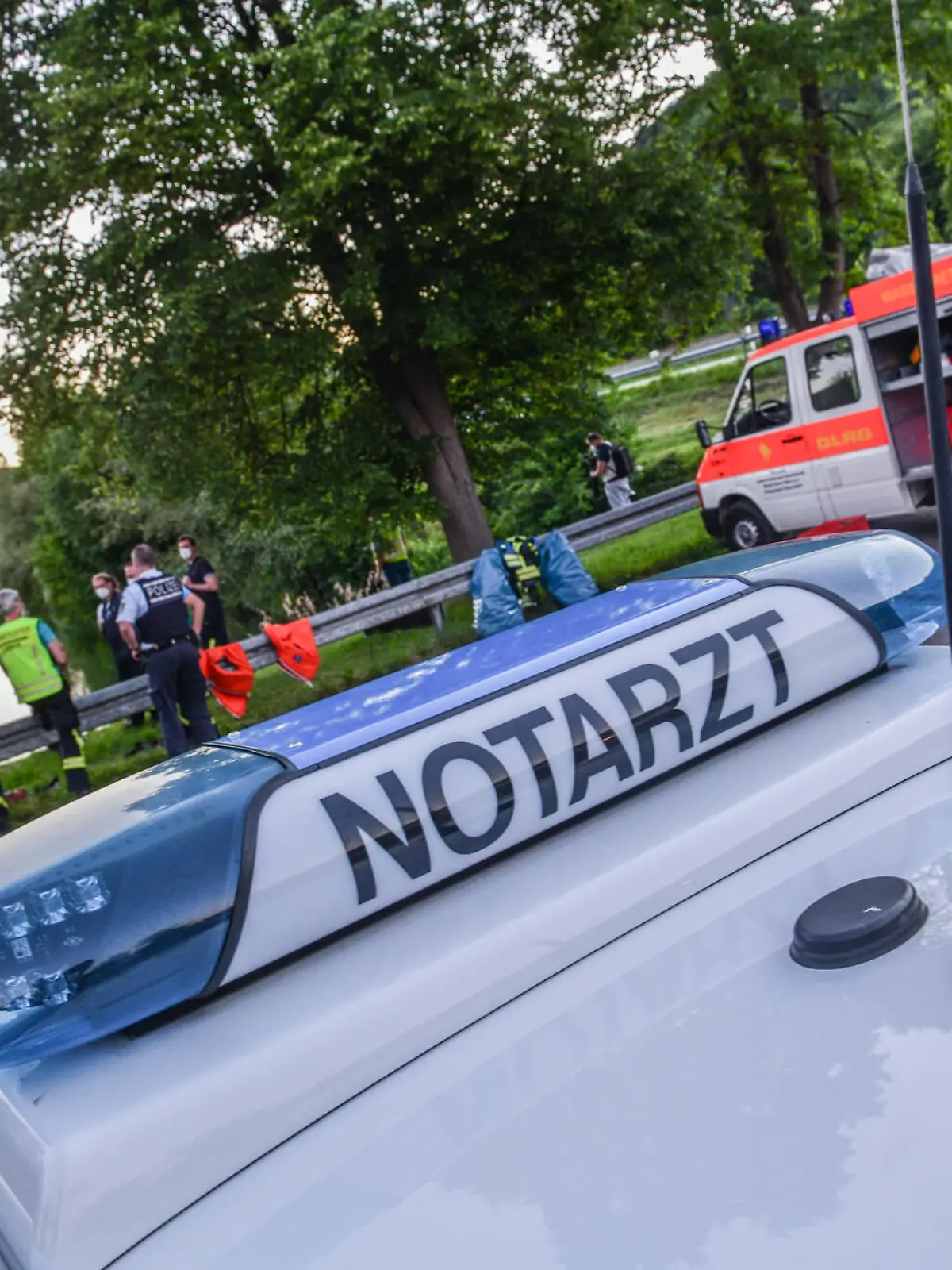  Große Suchaktion an Badesee, 13.06.2021, Baden-Württemberg, Lorch: Einsatzkräfte der Feuerwehr, der Polizei, des Rettungsdienstes und der Deutsche Lebens-Rettungs-Gesellschaft DLRG suchen an einem See bei Waldhausen nach einer vermeintlich vermissten Person. Eine Zeugin hatte der Polizei gemeldet, dass sie im Wasser eine schwimmende Person gesehen habe, die plötzlich untergegangen und nicht wieder aufgetaucht sei. Lorch Baden-Württemberg Deutschland Waldhausen *** Large search operation at bathing lake, 13 06 2021, Baden Württemberg, Lorch Task forces of the fire brigade, the police, the rescue service and the German Life Saving Association DLRG search at a lake near Waldhausen for a supposedly missing person A witness had reported t Copyright: x xonw-imagesx/xMariusxBullingx