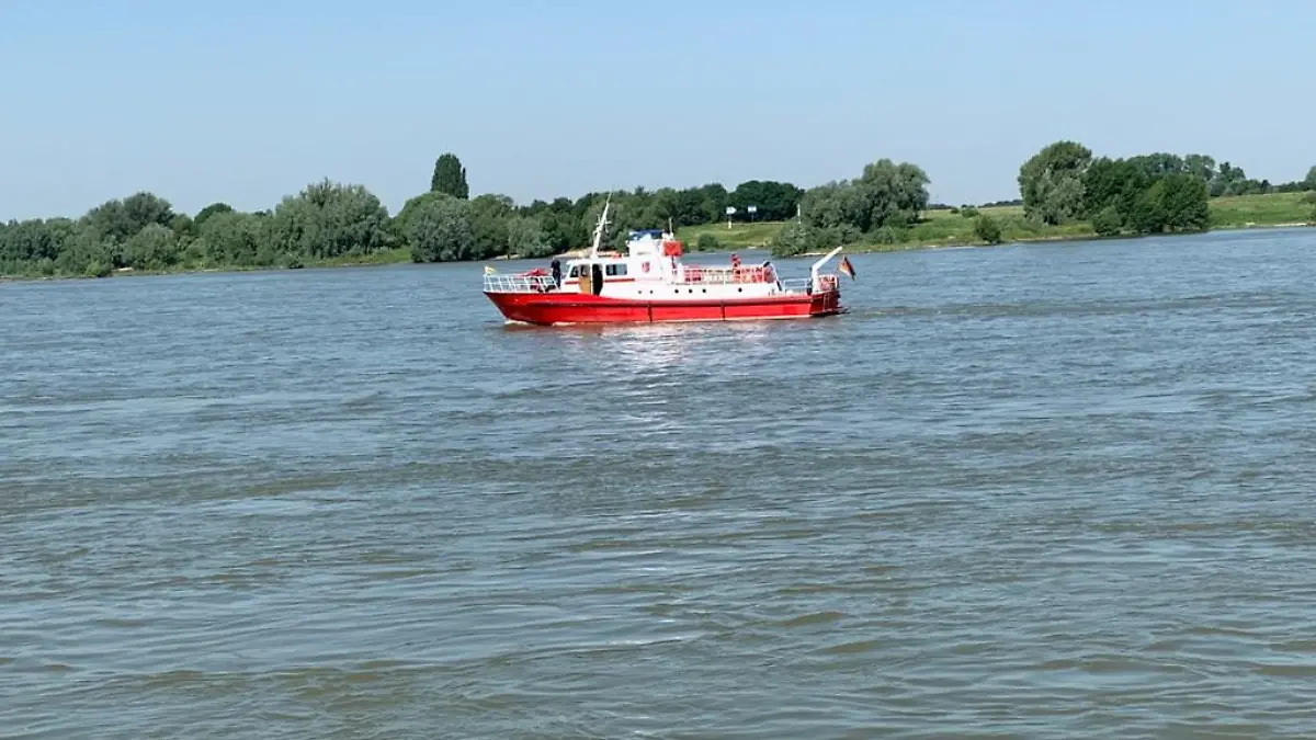 Duisburg: Feuerwehr sucht im Rhein nach vermissten Mädchen