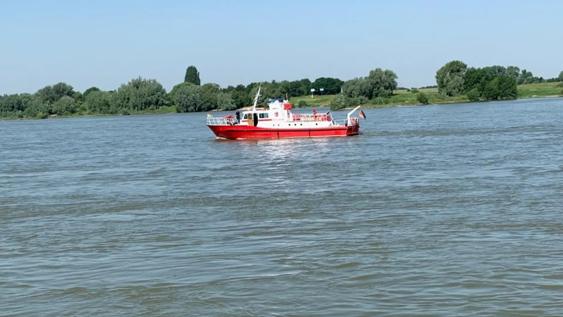 Duisburg: Feuerwehr sucht im Rhein nach vermissten Mädchen