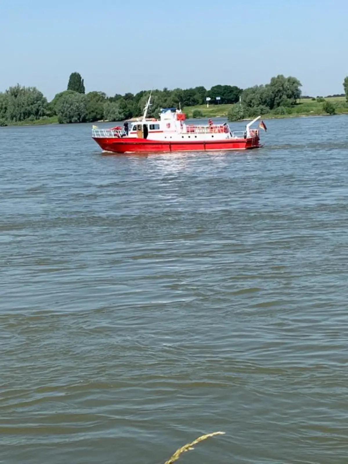 Duisburg: Feuerwehr sucht im Rhein nach vermissten Mädchen