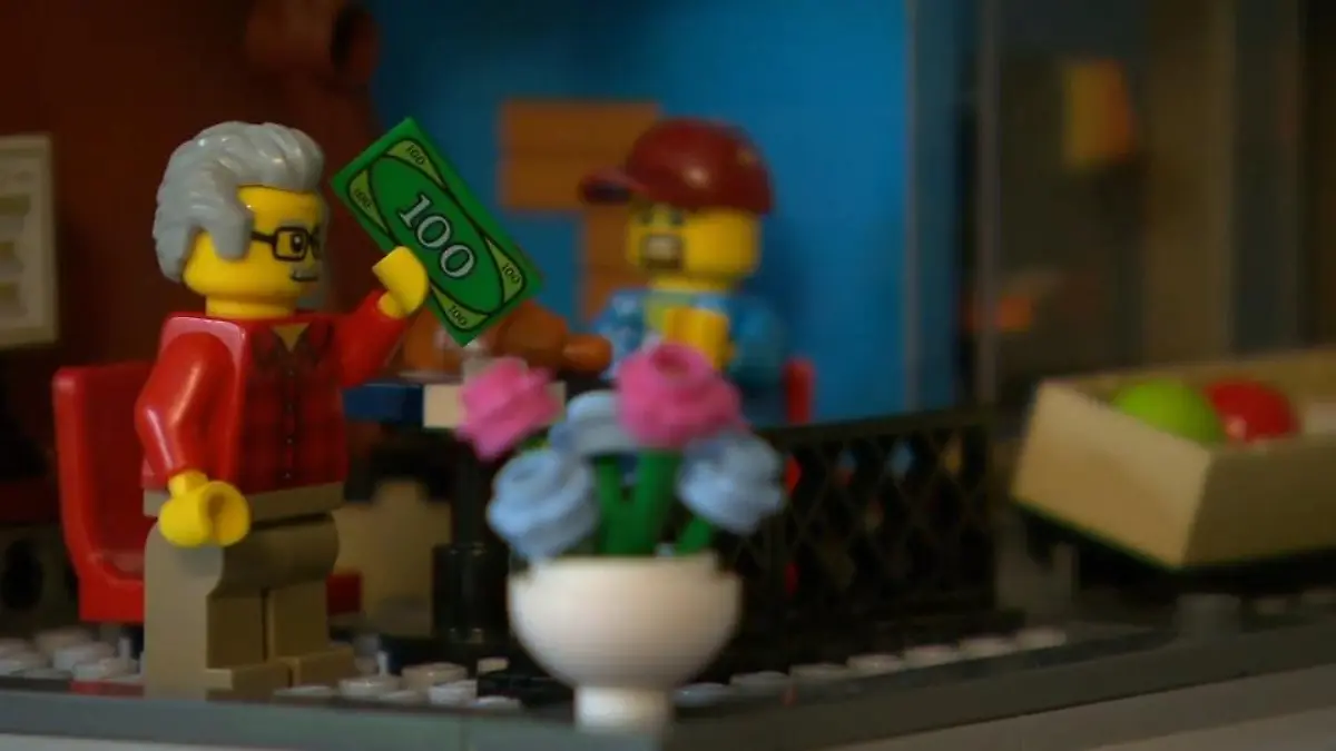 Sammlerstücke: So wertvoll sind Sneaker, Lego & Co. RTL-Reporterin testet Geldanlage