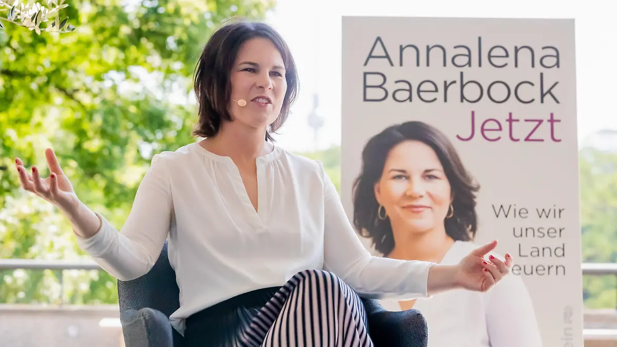 17.06.2021, Berlin: Annalena Baerbock, Kanzlerkandidatin und Bundesvorsitzende von Bündnis 90/Die Grünen, spricht bei der Vorstellung ihres Buches «Jetzt. Wie wir unser Land erneuern». Foto: Christoph Soeder/dpa +++ dpa-Bildfunk +++