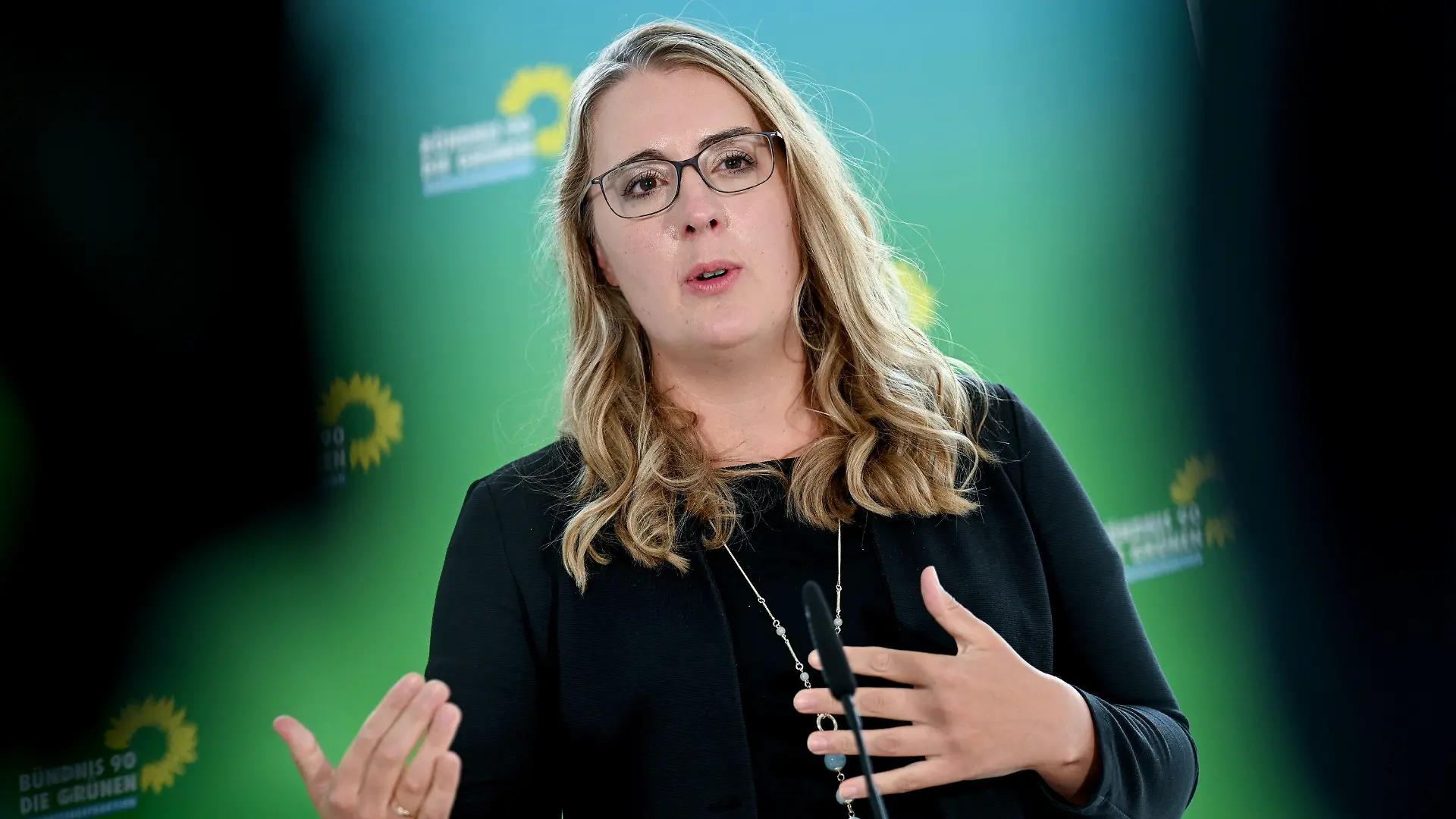 30.08.2022, Brandenburg, Potsdam: Katharina Dröge, Vorsitzende Bundestagsfraktion der Partei Bündnis 90/Die Grünen geben zum Auftakt einer dreitägige Fraktionsvorstandsklausur ein Statement. Foto: Britta Pedersen/dpa +++ dpa-Bildfunk +++