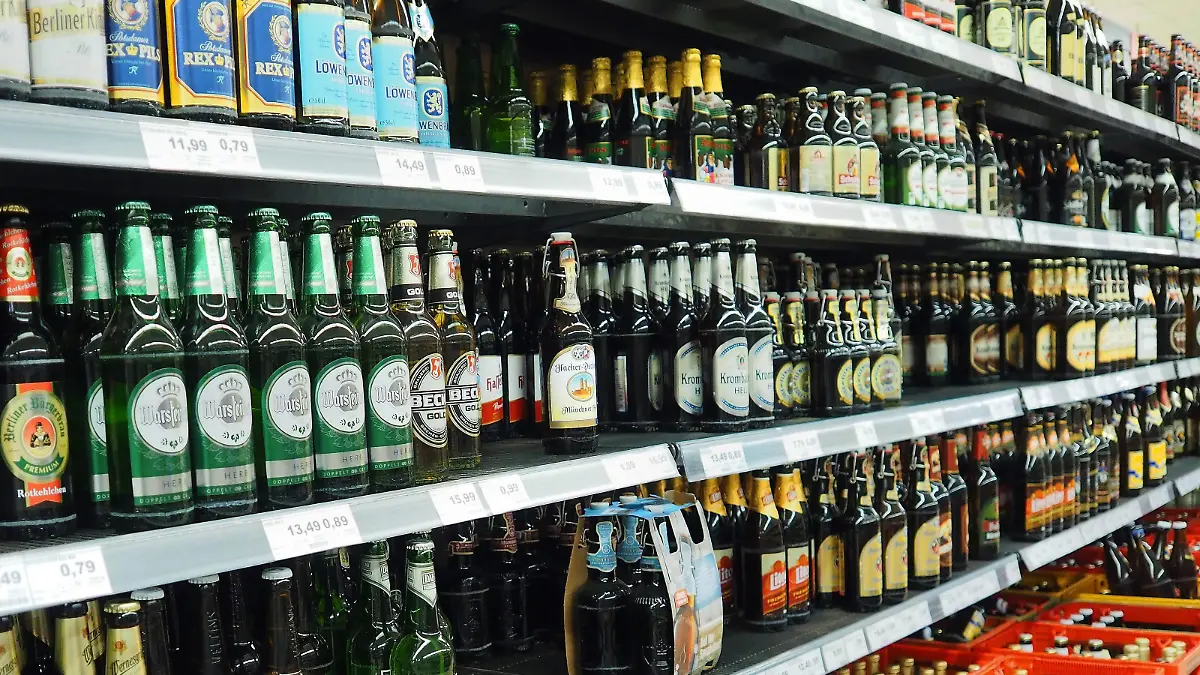 Bierflaschen verschiedener Marke stehen in einem Supermarkt in Berlin