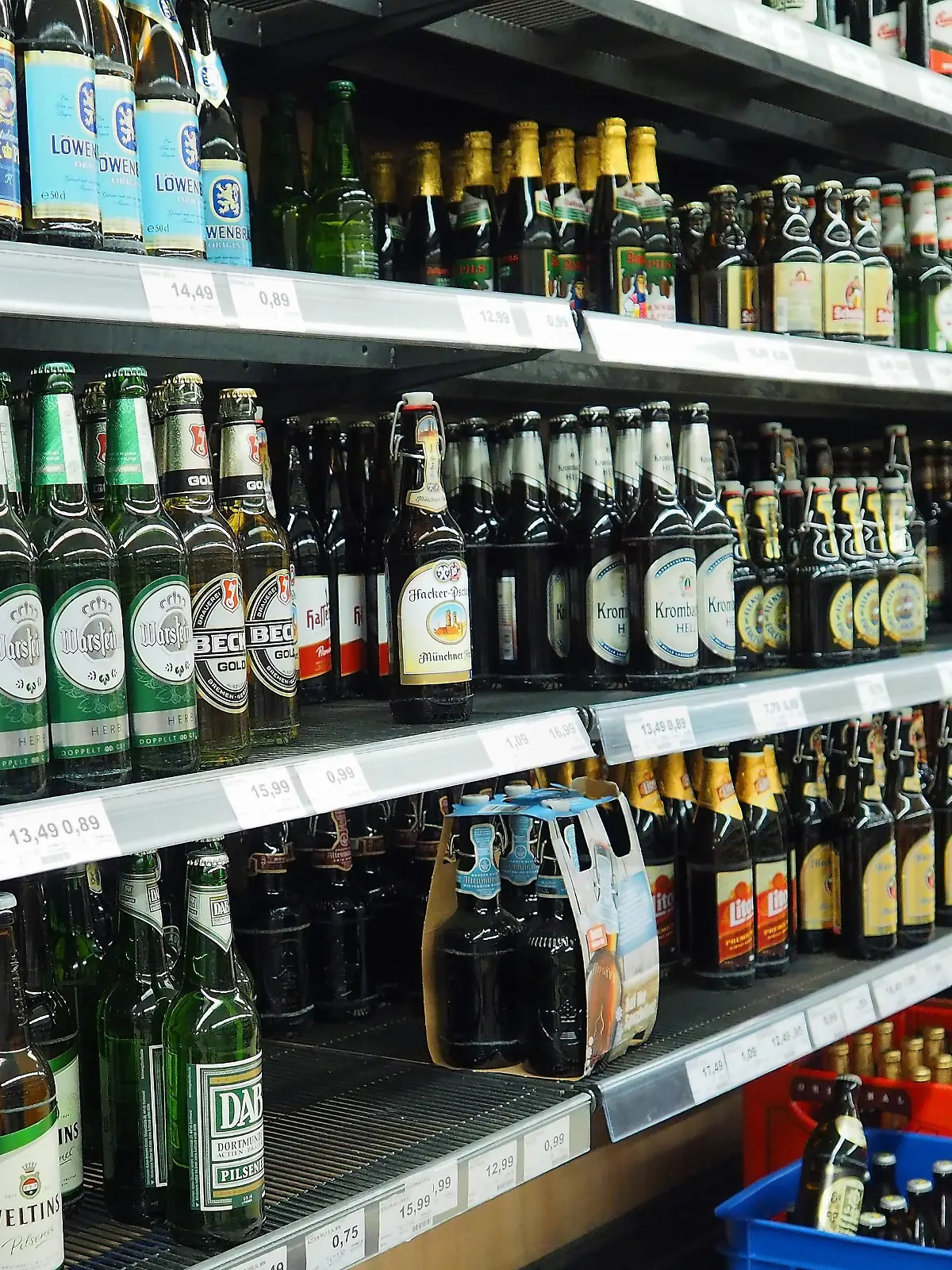 Bierflaschen verschiedener Marke stehen in einem Supermarkt in Berlin