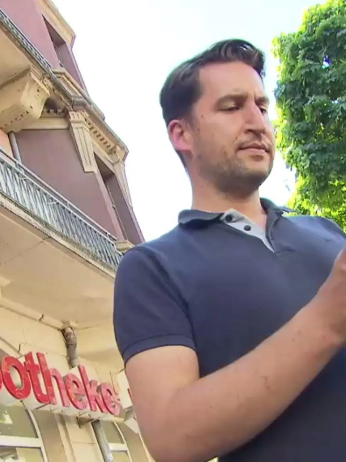 RTL-Reporter Stephan Richter mit Impfausweis vor der Apotheke