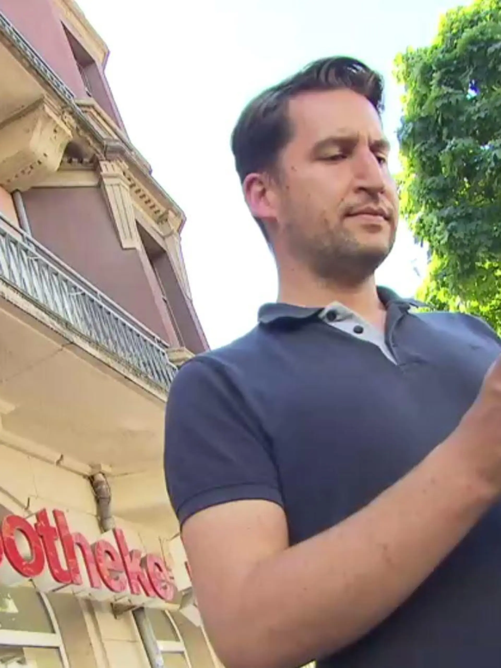 RTL-Reporter Stephan Richter mit Impfausweis vor der Apotheke