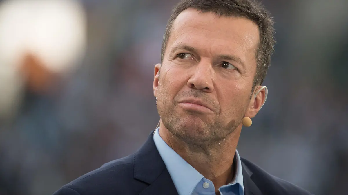 ARCHIV - 15.09.2018, Nordrhein-Westfalen, Mönchengladbach: Fußball: Bundesliga, Borussia Mönchengladbach - FC Schalke 04, 3. Spieltag im Stadion im Borussia-Park. Sky-Experte Lothar Matthäus steht am Spielfeldrand. Rekordnationalspieler Lothar Matthäus, der einst nicht mal den Greenkeeper-Posten bei Bayern bekommen sollte, ist längst mit den Münchnern versöhnt. Ein Engagement als Bayern-Trainer erwartet dennoch keiner. (zu dpa: «Wer folgt auf Flick? Mögliche und unmögliche Bayern-Kandidaten») Foto: Federico Gambarini/dpa +++ dpa-Bildfunk +++