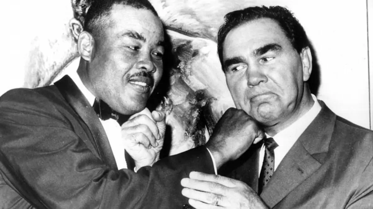 Schon während ihrer Zeit als Ringrivalen bauen Max Schmeling (r) und Joe Louis eine innige Freundschaft auf.
