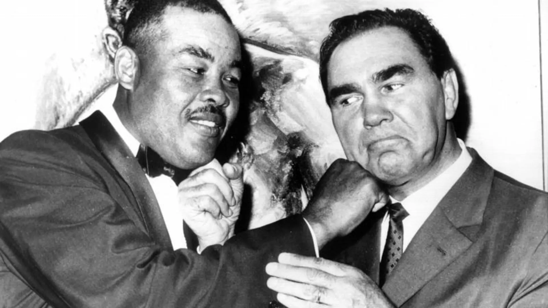 Schon während ihrer Zeit als Ringrivalen bauen Max Schmeling (r) und Joe Louis eine innige Freundschaft auf.