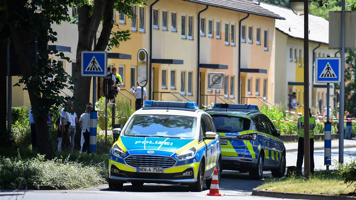 dpatopbilder - 17.06.2021, Nordrhein-Westfalen, Espelkamp: Polizeibeamte stehen vor einem Haus. In Espelkamp sind nach Angaben der Bielefelder Polizei zwei Menschen erschossen worden. Der Täter befinde sich noch auf der Flucht, sagte ein Polizeisprecher der Deutschen Presse-Agentur am Donnerstag. Important: For editorial news reporting purposes only. Not used for commercial or marketing purposes without prior written approval of UEFA. Images must appear as still images and must not emulate match action video footage. Photographs published in online publications (whether via the Internet or otherwise) shall have an interval of at least 20 seconds between the posting. Foto: Lino Mirgeler/dpa +++ dpa-Bildfunk +++