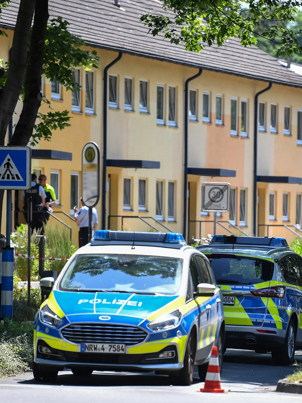 dpatopbilder - 17.06.2021, Nordrhein-Westfalen, Espelkamp: Polizeibeamte stehen vor einem Haus. In Espelkamp sind nach Angaben der Bielefelder Polizei zwei Menschen erschossen worden. Der Täter befinde sich noch auf der Flucht, sagte ein Polizeisprecher der Deutschen Presse-Agentur am Donnerstag. Important: For editorial news reporting purposes only. Not used for commercial or marketing purposes without prior written approval of UEFA. Images must appear as still images and must not emulate match action video footage. Photographs published in online publications (whether via the Internet or otherwise) shall have an interval of at least 20 seconds between the posting. Foto: Lino Mirgeler/dpa +++ dpa-Bildfunk +++