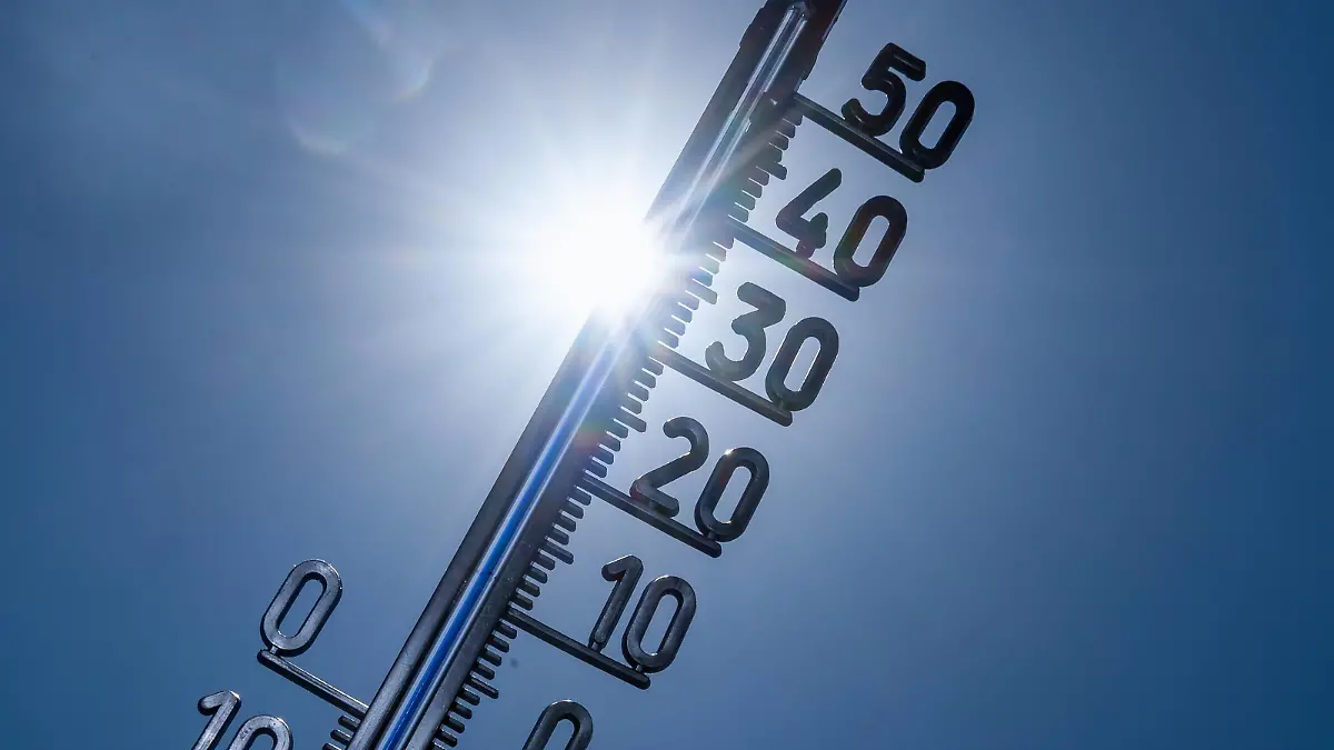 Feature Sommer / Thermometer 26.06.2019, Selters im Taunus: Sommerimpressionen, Feature, Symbolfoto, Symbolbild, Illustrationsfoto, Illustrationsbild. Blauer Himmel, Thermometer, 35grad, 36grad, Hitze, Hitzerekord, heiß, warm, Sommer. Sonne, Sonnenstrahlen Selters Hessen Germany *** Feature Summer Thermometer 26 06 2019, Selters im Taunus Summer impressions, Feature, Symbol photo, Symbol picture, Illustration photo, Illustration picture Blue sky, Thermometer, 35grad, 36grad, Hitze, Hitzerekord, heiß, warm, Sommer Sonne, Sonnenstrahlen Selters Hessen Germany  