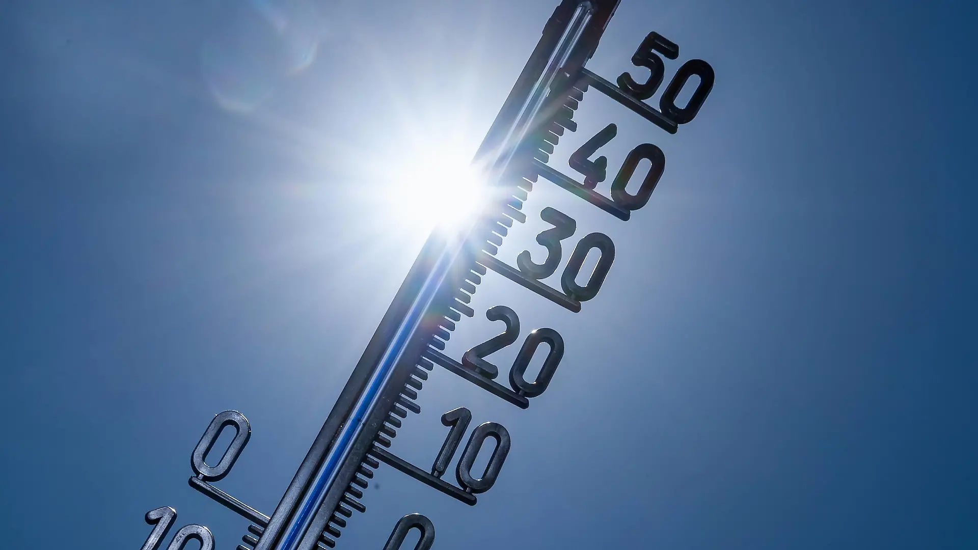 Feature Sommer / Thermometer 26.06.2019, Selters im Taunus: Sommerimpressionen, Feature, Symbolfoto, Symbolbild, Illustrationsfoto, Illustrationsbild. Blauer Himmel, Thermometer, 35grad, 36grad, Hitze, Hitzerekord, heiß, warm, Sommer. Sonne, Sonnenstrahlen Selters Hessen Germany *** Feature Summer Thermometer 26 06 2019, Selters im Taunus Summer impressions, Feature, Symbol photo, Symbol picture, Illustration photo, Illustration picture Blue sky, Thermometer, 35grad, 36grad, Hitze, Hitzerekord, heiß, warm, Sommer Sonne, Sonnenstrahlen Selters Hessen Germany  