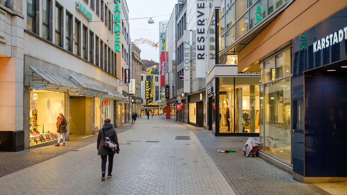12.12.2020, Niedersachsen, Hannover: Nur wenige Passanten sind morgens in der Innenstadt vor der Öffnung der Geschäfte unterwegs. Immer mehr Bundesländer stemmen sich mit verschärften Einschnitten in das private und öffentliche Leben gegen die sich dramatisch ausbreitende Corona-Pandemie in Deutschland. Am Sonntag wird eine Entscheidung für einen bundesweiten Lockdown erwartet. Foto: Ole Spata/dpa +++ dpa-Bildfunk +++