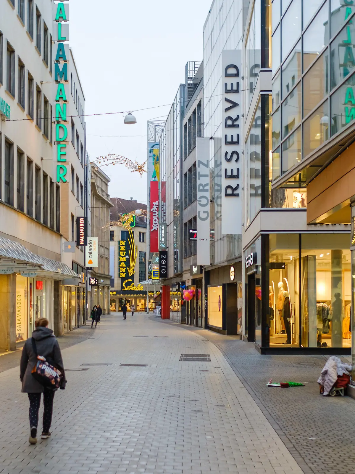 12.12.2020, Niedersachsen, Hannover: Nur wenige Passanten sind morgens in der Innenstadt vor der Öffnung der Geschäfte unterwegs. Immer mehr Bundesländer stemmen sich mit verschärften Einschnitten in das private und öffentliche Leben gegen die sich dramatisch ausbreitende Corona-Pandemie in Deutschland. Am Sonntag wird eine Entscheidung für einen bundesweiten Lockdown erwartet. Foto: Ole Spata/dpa +++ dpa-Bildfunk +++