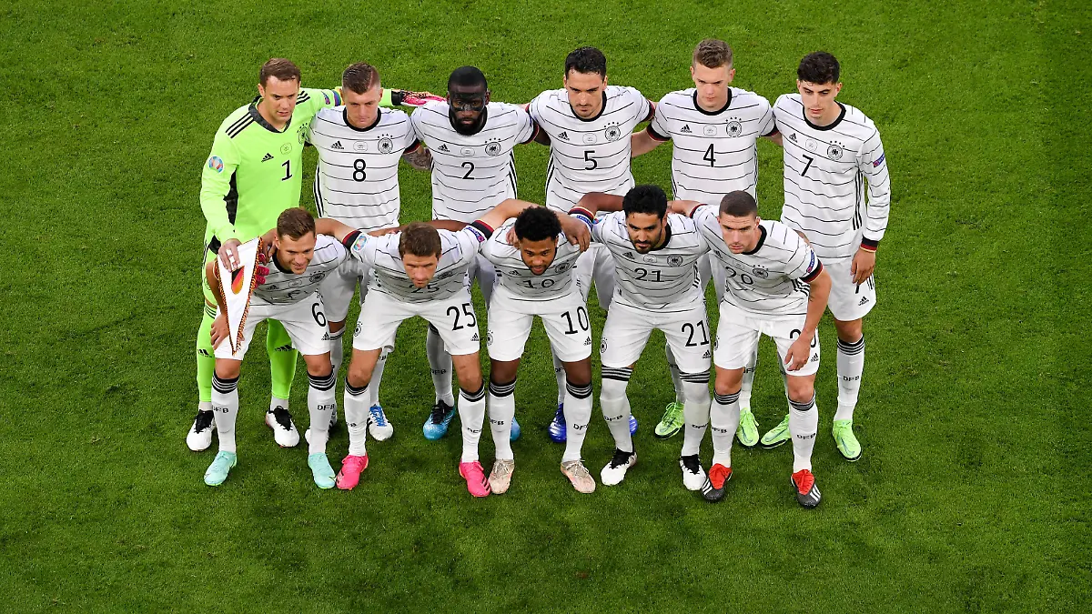 FUSSBALL Euro 2021 GRUPPE C Spiel 12 in Muenchen Frankreich - Deutschland 15.06.2021 Teamfoto Deutschland, hintere Reihe von links: Torwart Manuel Neuer, Toni Kroos, Antonio Ruediger, Mats Hummels, Matthias Ginter , Kai Havertz. Vordere Reihe von links: Joshua Kimmich, Thomas Mueller, Serge Gnabry, Ilkay Guendogan und Robin Gosens *** FOOTBALL Euro 2021 GROUP C Match 12 in Munich France Germany 15 06 2021 Team photo Germany, back row from left goalkeeper Manuel Neuer, Toni Kroos, Antonio Ruediger, Mats Hummels, Matthias Ginter , Kai Havertz Front row from left Joshua Kimmich, Thomas Mueller, Serge Gnabry, Ilkay Guendogan and Robin Gosens. 
