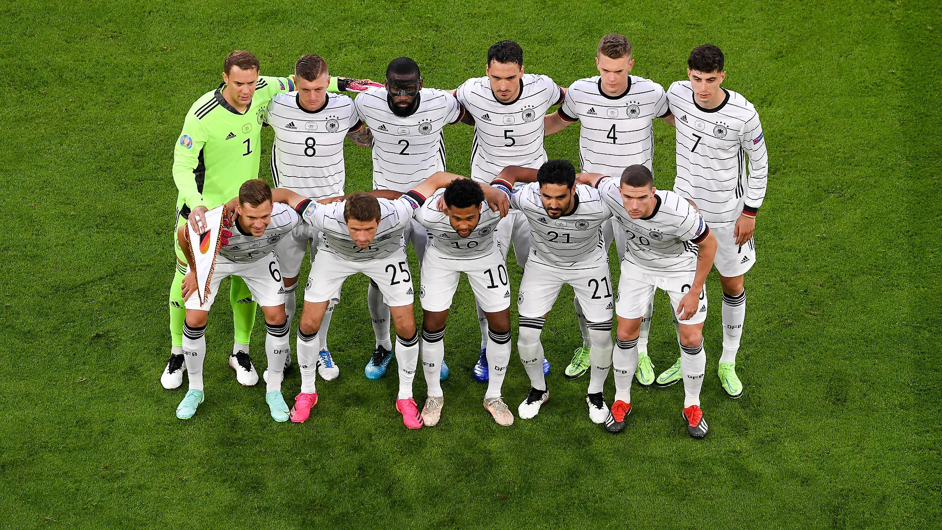 FUSSBALL Euro 2021 GRUPPE C Spiel 12 in Muenchen Frankreich - Deutschland 15.06.2021 Teamfoto Deutschland, hintere Reihe von links: Torwart Manuel Neuer, Toni Kroos, Antonio Ruediger, Mats Hummels, Matthias Ginter , Kai Havertz. Vordere Reihe von links: Joshua Kimmich, Thomas Mueller, Serge Gnabry, Ilkay Guendogan und Robin Gosens *** FOOTBALL Euro 2021 GROUP C Match 12 in Munich France Germany 15 06 2021 Team photo Germany, back row from left goalkeeper Manuel Neuer, Toni Kroos, Antonio Ruediger, Mats Hummels, Matthias Ginter , Kai Havertz Front row from left Joshua Kimmich, Thomas Mueller, Serge Gnabry, Ilkay Guendogan and Robin Gosens.