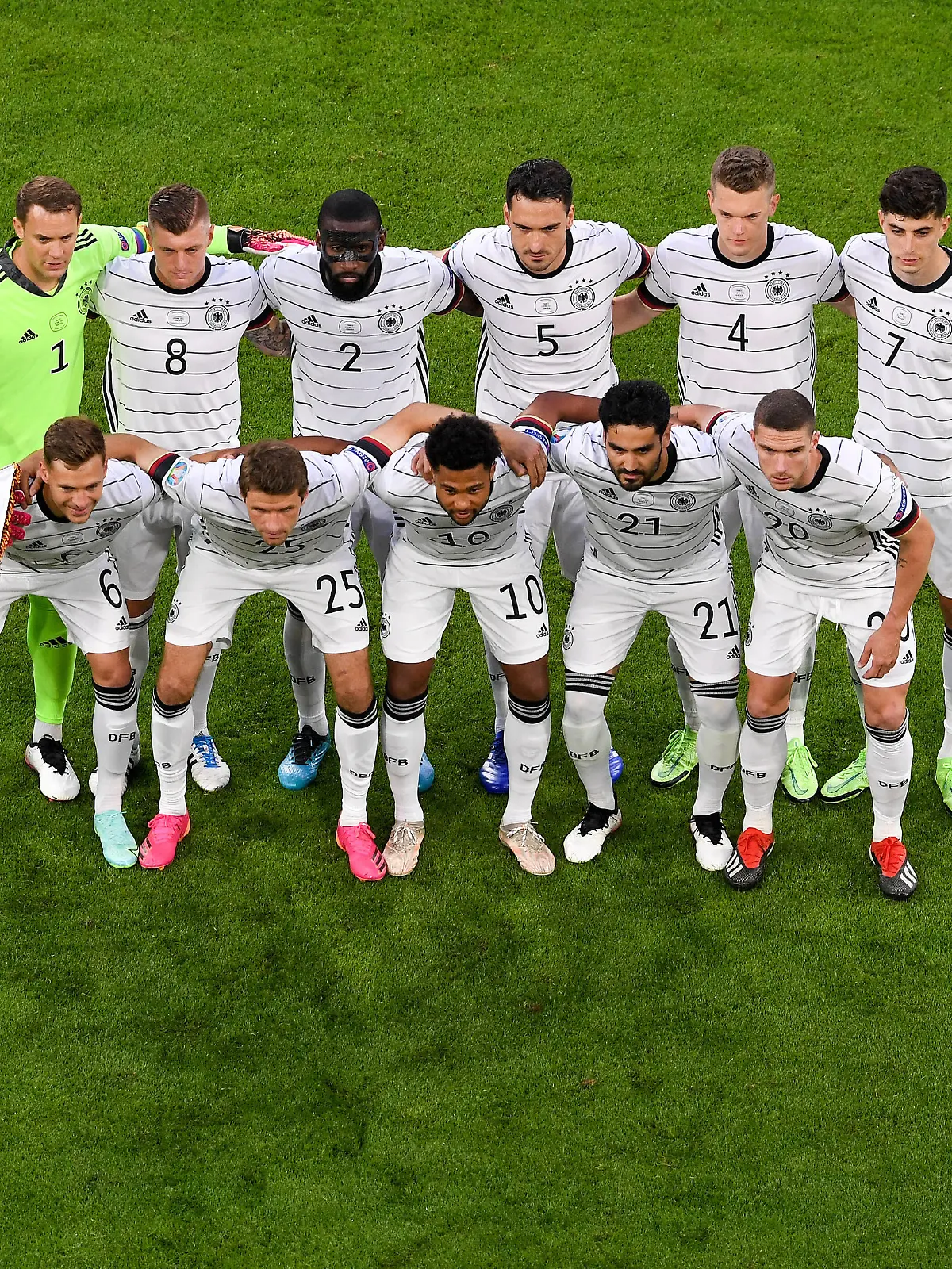 FUSSBALL Euro 2021 GRUPPE C Spiel 12 in Muenchen Frankreich - Deutschland 15.06.2021 Teamfoto Deutschland, hintere Reihe von links: Torwart Manuel Neuer, Toni Kroos, Antonio Ruediger, Mats Hummels, Matthias Ginter , Kai Havertz. Vordere Reihe von links: Joshua Kimmich, Thomas Mueller, Serge Gnabry, Ilkay Guendogan und Robin Gosens *** FOOTBALL Euro 2021 GROUP C Match 12 in Munich France Germany 15 06 2021 Team photo Germany, back row from left goalkeeper Manuel Neuer, Toni Kroos, Antonio Ruediger, Mats Hummels, Matthias Ginter , Kai Havertz Front row from left Joshua Kimmich, Thomas Mueller, Serge Gnabry, Ilkay Guendogan and Robin Gosens. 