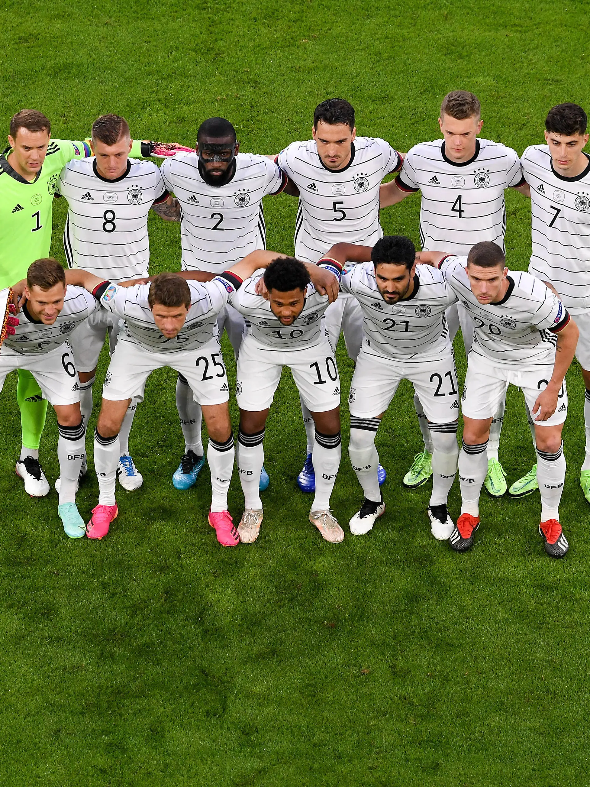 FUSSBALL Euro 2021 GRUPPE C Spiel 12 in Muenchen Frankreich - Deutschland 15.06.2021 Teamfoto Deutschland, hintere Reihe von links: Torwart Manuel Neuer, Toni Kroos, Antonio Ruediger, Mats Hummels, Matthias Ginter , Kai Havertz. Vordere Reihe von links: Joshua Kimmich, Thomas Mueller, Serge Gnabry, Ilkay Guendogan und Robin Gosens *** FOOTBALL Euro 2021 GROUP C Match 12 in Munich France Germany 15 06 2021 Team photo Germany, back row from left goalkeeper Manuel Neuer, Toni Kroos, Antonio Ruediger, Mats Hummels, Matthias Ginter , Kai Havertz Front row from left Joshua Kimmich, Thomas Mueller, Serge Gnabry, Ilkay Guendogan and Robin Gosens. 