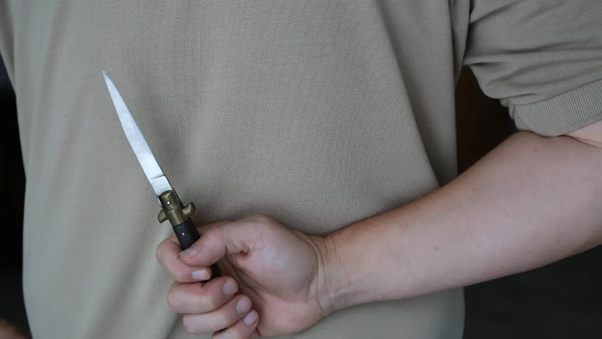 Gewalt, Messer, Messerstecherei Waffenverbot, Körperverletzung, Stichwaffe *** violence knife knife stabbing weapon prohibition bodily injury stabbing weapon  