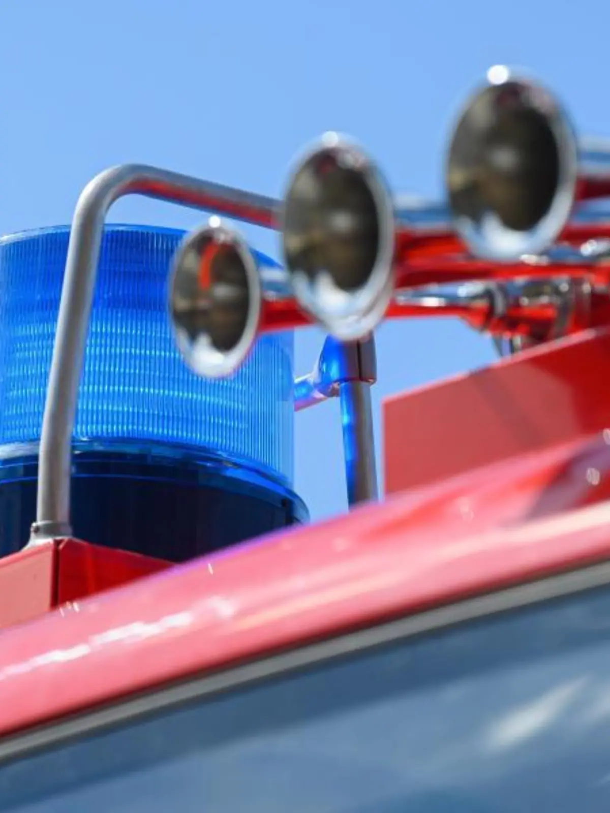Das Blaulicht leuchtet auf einem Einsatzfahrzeug der Feuerwehr
