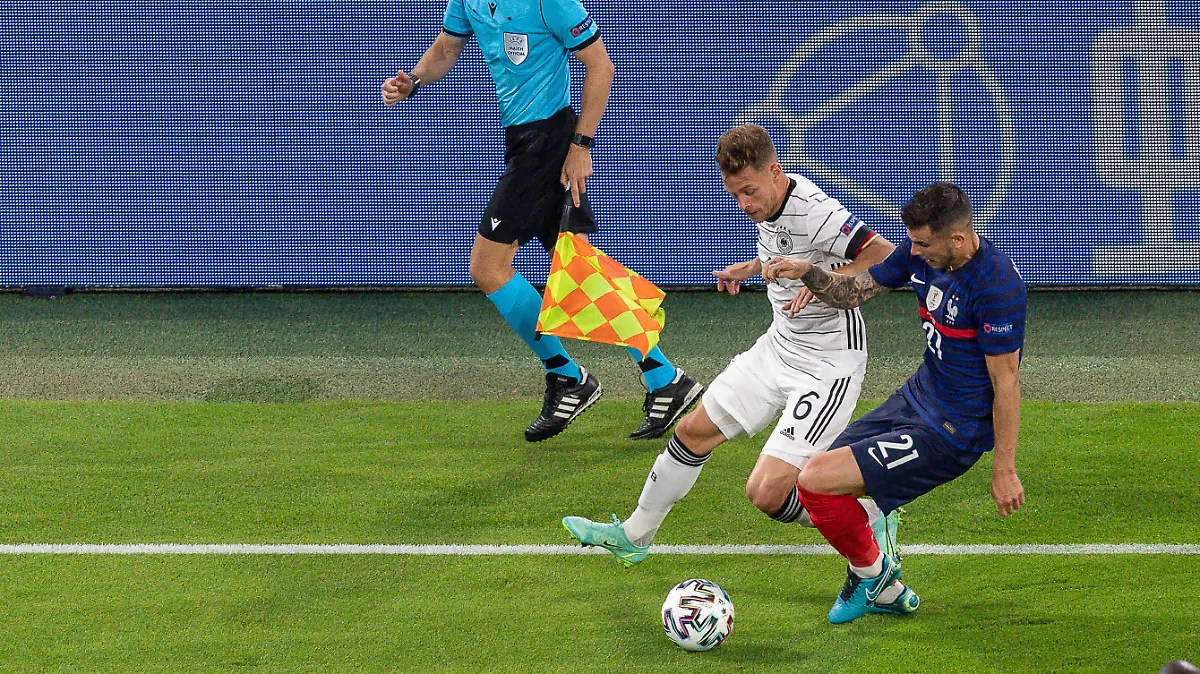 Joshua Kimmich Deutschland, 06, Lucas Hernandez Frankreich, 21, GER, Frankreich vs. Deutschland, Fussball, UEFA EURO, EM, Europameisterschaft,Fussball 2020, Gruppenphase, Gruppe F, Spieltag 1, 15.06.2021 GER, Frankreich vs. Deutschland, Fussball, UEFA EURO 2020, Gruppenphase, Gruppe F, Spieltag 1, 15.06.2021 Muenchen *** Joshua Kimmich Germany, 06 , Lucas Hernandez France, 21 , GER, France vs Germany, football, UEFA EURO 2020, group stage, group F, matchday 1, 15 06 2021 GER, France vs Germany, football, UEFA EURO 2020, group stage, group F, matchday 1, 15 06 2021 Muenchen Copyright: xEibner-Pressefotox EP_EER 