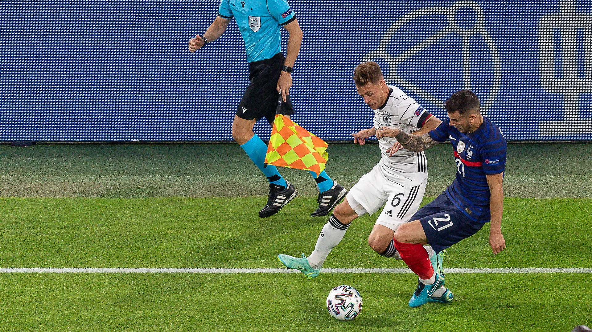 Joshua Kimmich Deutschland, 06, Lucas Hernandez Frankreich, 21, GER, Frankreich vs. Deutschland, Fussball, UEFA EURO, EM, Europameisterschaft,Fussball 2020, Gruppenphase, Gruppe F, Spieltag 1, 15.06.2021 GER, Frankreich vs. Deutschland, Fussball, UEFA EURO 2020, Gruppenphase, Gruppe F, Spieltag 1, 15.06.2021 Muenchen *** Joshua Kimmich Germany, 06 , Lucas Hernandez France, 21 , GER, France vs Germany, football, UEFA EURO 2020, group stage, group F, matchday 1, 15 06 2021 GER, France vs Germany, football, UEFA EURO 2020, group stage, group F, matchday 1, 15 06 2021 Muenchen Copyright: xEibner-Pressefotox EP_EER