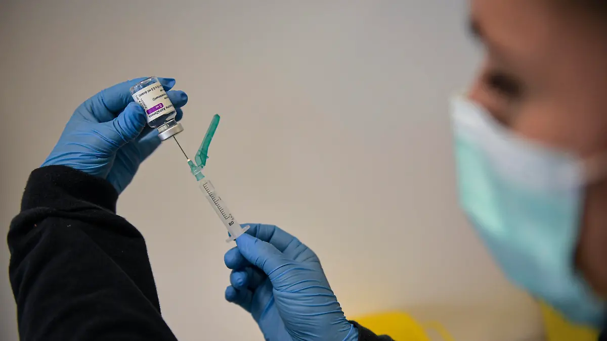 03.04.2021, Spanien, Pamplona: Eine medizinische Mitarbeiterin bereitet eine Spritze mit dem Impfstoff von Astrezeneca für eine Impfung gegen das Coronavirus vor. Die Regionalregierung von Navarra rief dazu auf, rund 3.000 Einwohner impfen zu lassen. Foto: Alvaro Barrientos/AP/dpa +++ dpa-Bildfunk +++