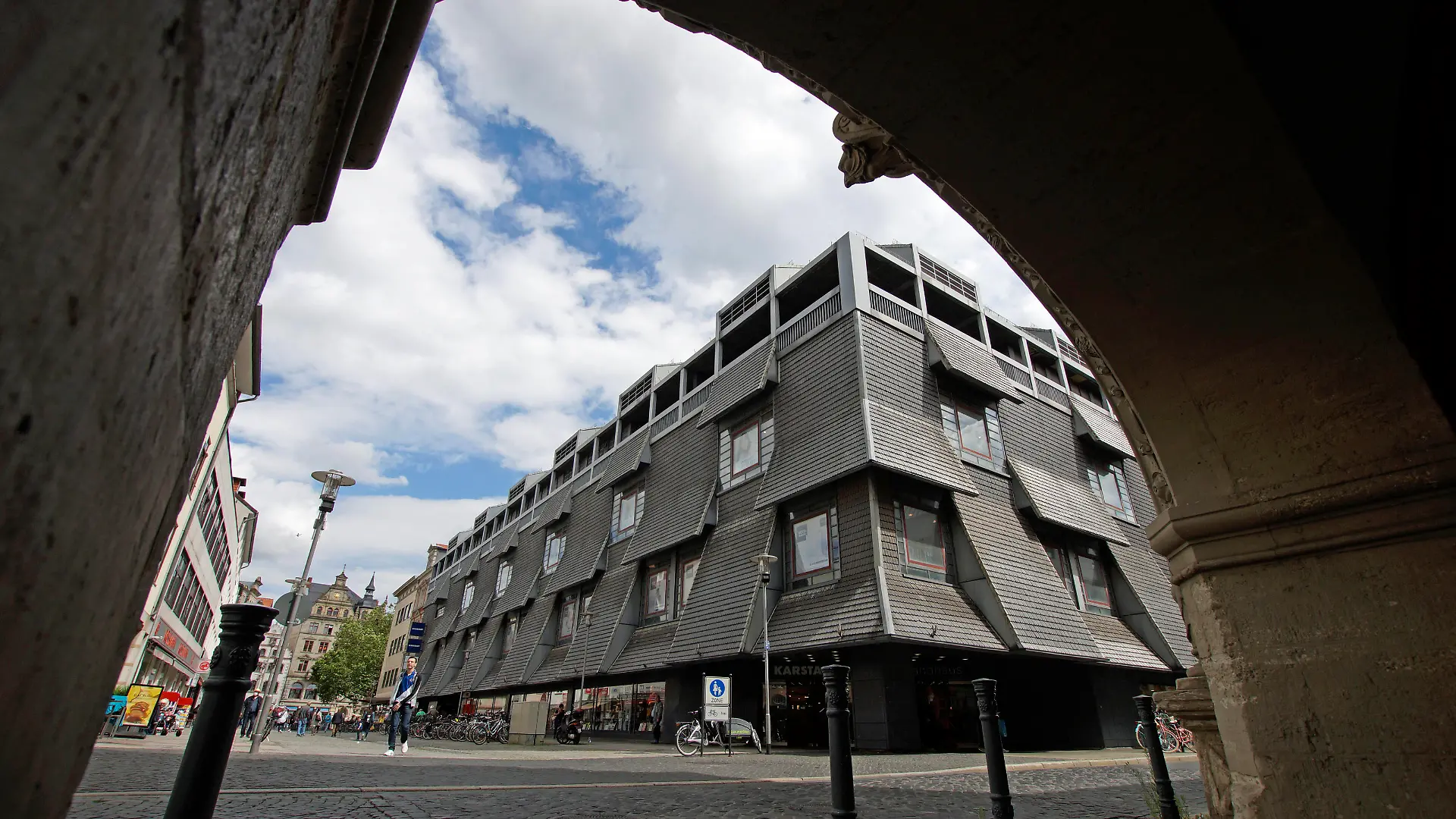 Die Filiale des Kaufhauskonzerns Galeria Karstadt Kaufhof GmbH am Gewandhaus in Braunschweig, entworfen von Gottfried Böhm, eingeweiht 1978. Dieser Standort findet sich nicht auf der im Sommer 2020 bekanntgewordenen Schließungsliste des Konzerns. *** The branch of the department store group Galeria Karstadt Kaufhof GmbH at the Gewandhaus in Braunschweig, designed by Gottfried Böhm, inaugurated 1978 This location is not on the Groups closure list announced in summer 2020