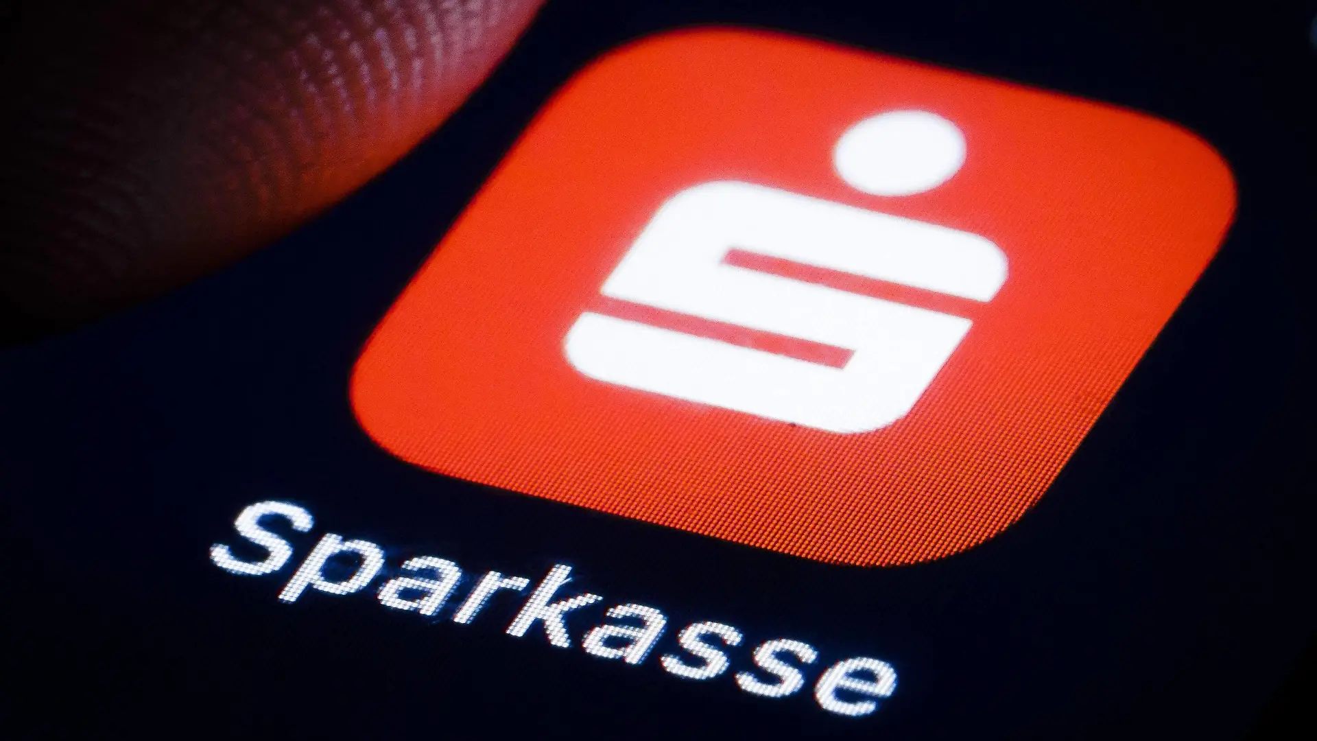 Das Logo der Sparkasse wird auf einem Smartphone angezeigt. Berlin, 02.01.2019. Berlin Deutschland *** The Sparkasse logo is displayed on a smartphone Berlin 02 01 2019 Berlin Germany PUBLICATIONxINxGERxSUIxAUTxONLY Copyright: xThomasxTrutschel/photothek.netx