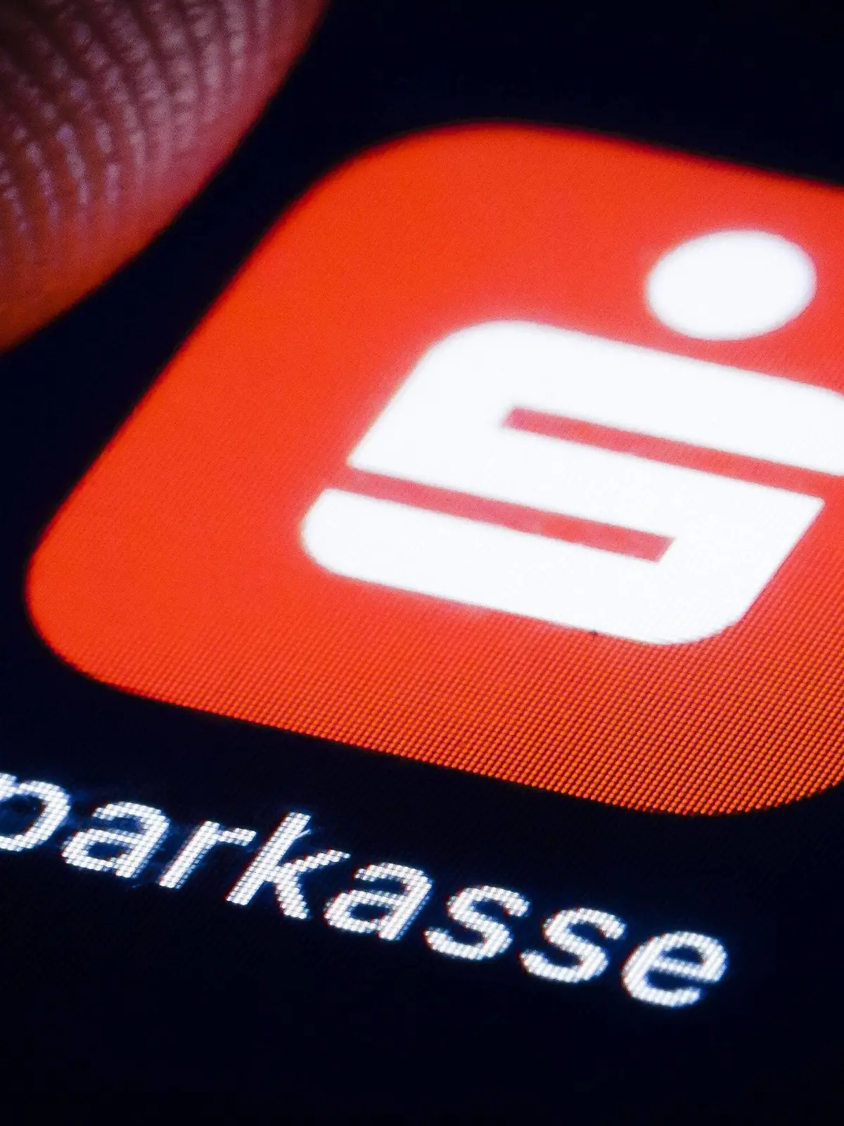  Das Logo der Sparkasse wird auf einem Smartphone angezeigt. Berlin, 02.01.2019. Berlin Deutschland *** The Sparkasse logo is displayed on a smartphone Berlin 02 01 2019 Berlin Germany PUBLICATIONxINxGERxSUIxAUTxONLY Copyright: xThomasxTrutschel/photothek.netx