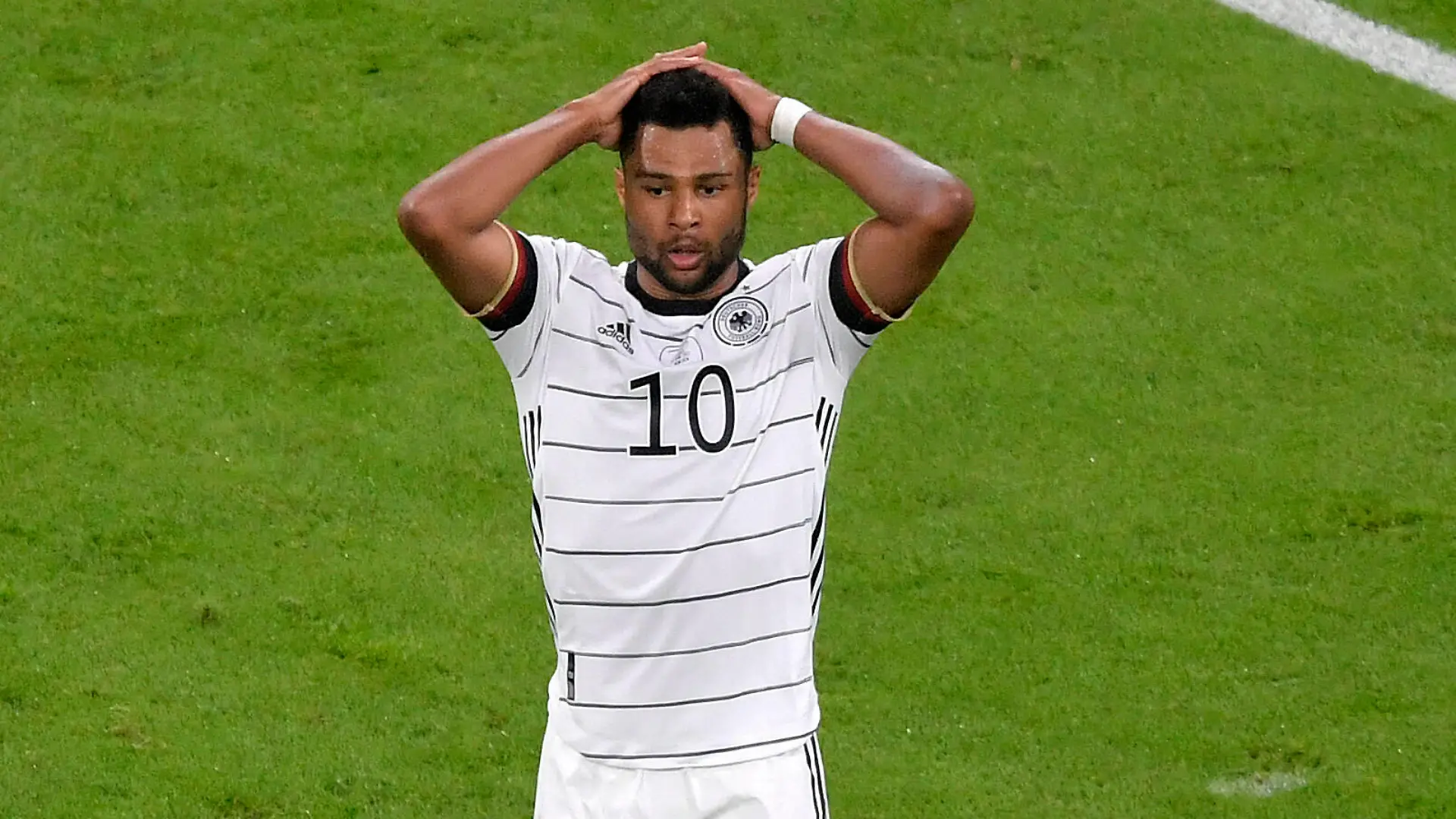 15.06.2021, Fussball, Europameisterschaft 2020, Gruppenspiel Gruppe F, Frankreich - Deutschland, in der Fußball Arena München. Serge Gnabry Deutschland schlägt die Hände über dem Kopf zusammen. *** 15 06 2021, football, European Championship 2020, group match group F, France Germany, at Fußball Arena Munich Serge Gnabry Germany slaps hands over head