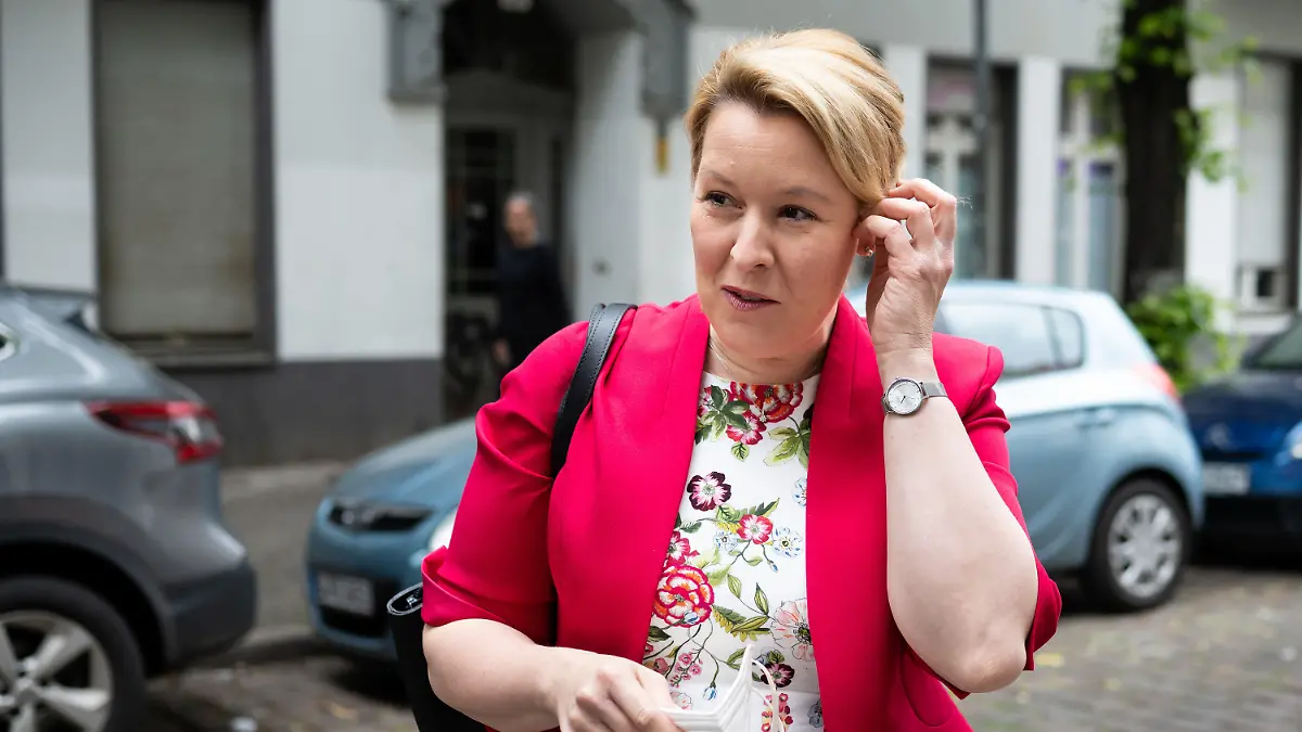 ARCHIV - 04.06.2021, Berlin: Franziska Giffey, Spitzenkandidatin der Berliner SPD, kommt zu einem Besuch der Tee- und Wärmestube des Diakoniewerks Simeon in Neukölln. Das Diakoniewerk Simeon ist eine soziale, gemeinnützige Organisation, die im Namen der evangelischen Kirche Hilfebedürftige unterstützt. (zu dpa "SPD-Spitzenfrau Giffey verliert Doktortitel - mitten im Wahlkampf") Foto: Bernd von Jutrczenka/dpa +++ dpa-Bildfunk +++