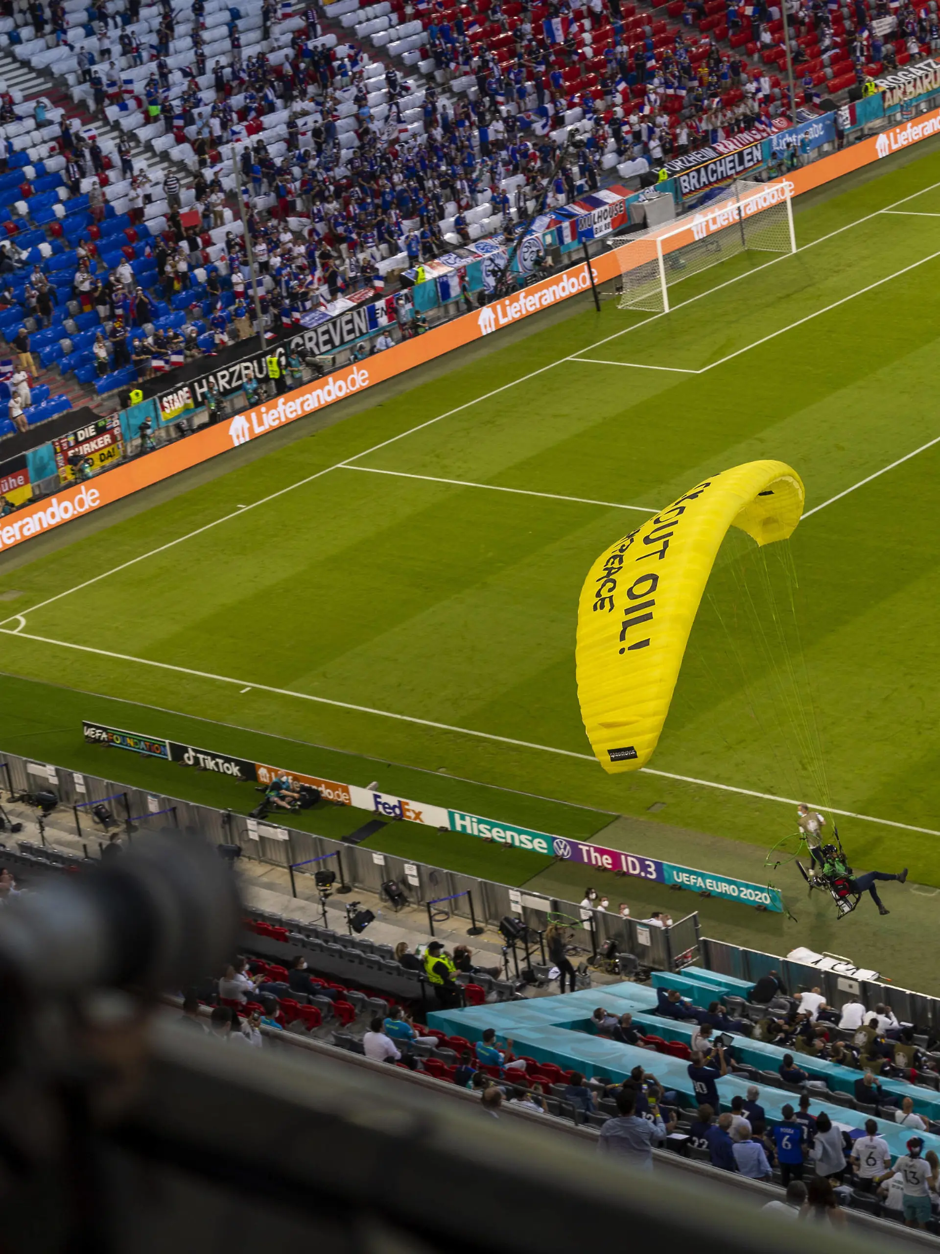  Fallschirm von Greenpeace Aktivist landet auf dem Rasen Kick out Oil VW Frankreich - Deutschland München, 15.06.2021, Fussball, Saison 2020/21 Foto: Moritz Müller *** Parachute of Greenpeace activist lands on turf Kick out Oil VW France Germany Munich, 15 06 2021, football, season 2020 21 Photo Moritz Müller