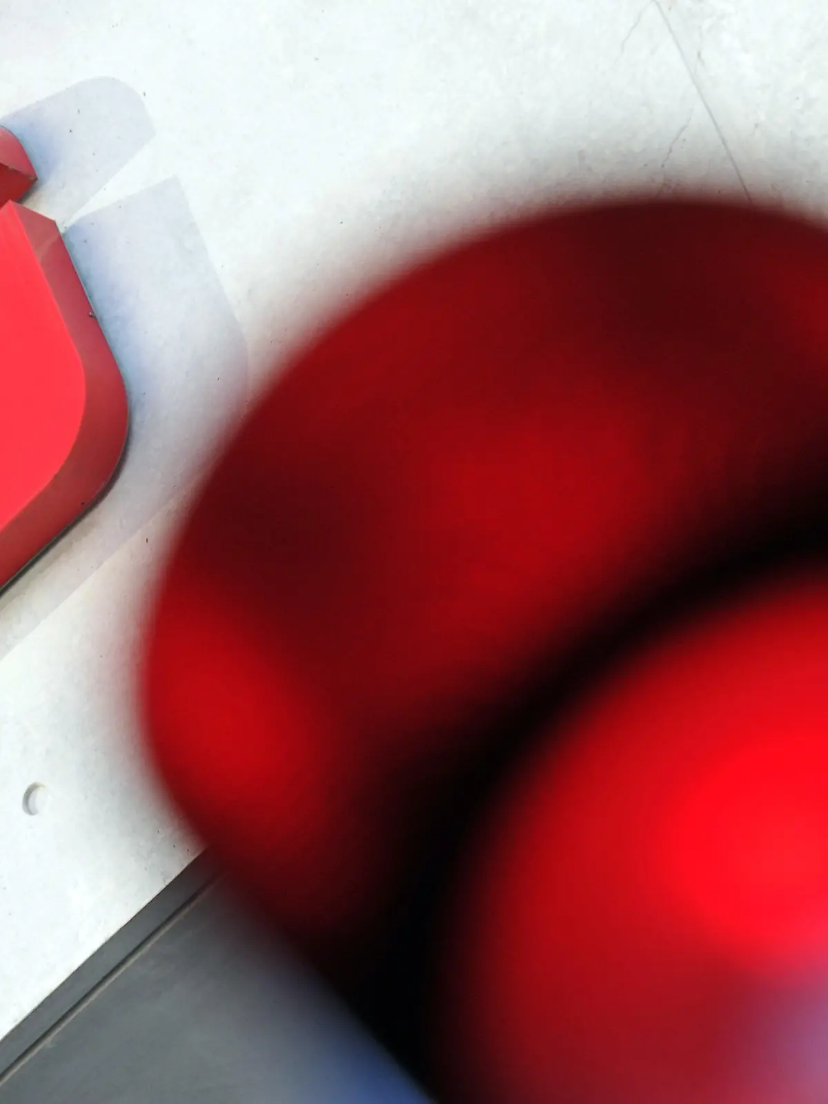 ARCHIV - Vor dem Logo der Sparkasse in Ulm (Baden-Württemberg) zeigt am 27.11.2013 eine Ampel die Frabe rot. Im jahrelangen Markenstreit um die Farbe Rot der deutschen Sparkassen urteilt der Europäische Gerichtshof (EuGH) am 19.06.2014 in Luxemburg. Foto: Stefan Puchner/dpa (zu dpa 0532 vom 18.06.2014) +++(c) dpa - Bildfunk+++
