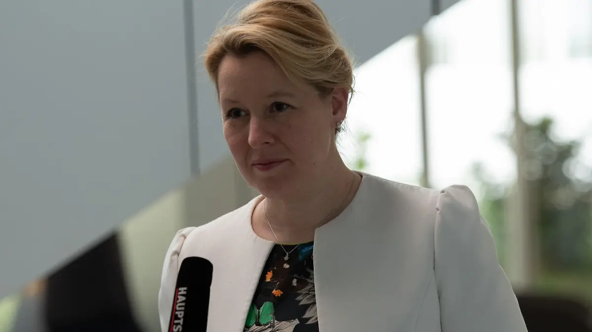 01.06.2021, Berlin: Franziska Giffey, Landesvorsitzende und SPD-Spitzenkandidatin bei der Wahl zum Berliner Abgeordnetenhaus, spricht bei einem Besuch der Bayer AG mit einem TV-Team. Foto: Paul Zinken/dpa-Zentralbild/dpa +++ dpa-Bildfunk +++