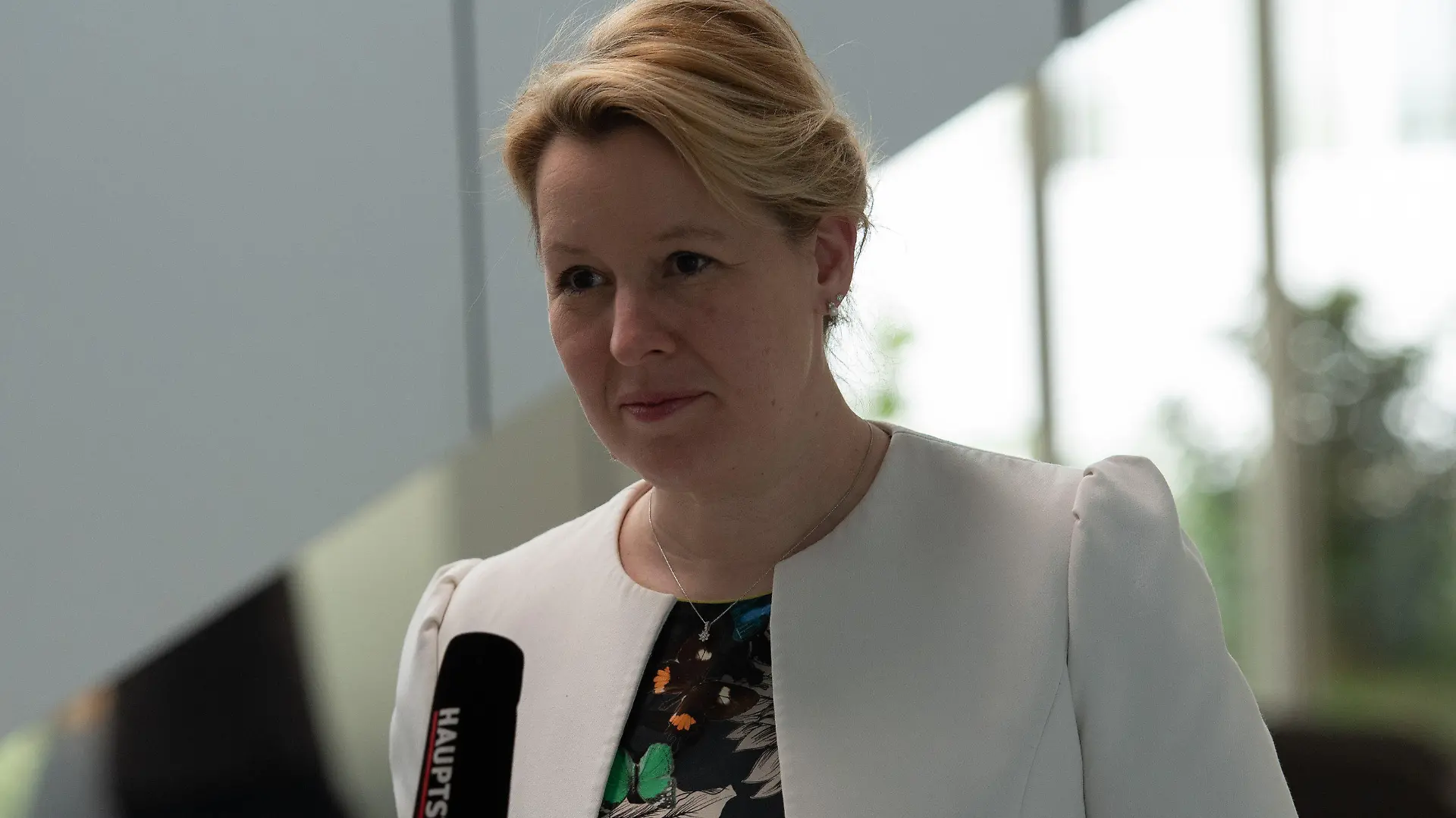 01.06.2021, Berlin: Franziska Giffey, Landesvorsitzende und SPD-Spitzenkandidatin bei der Wahl zum Berliner Abgeordnetenhaus, spricht bei einem Besuch der Bayer AG mit einem TV-Team. Foto: Paul Zinken/dpa-Zentralbild/dpa +++ dpa-Bildfunk +++